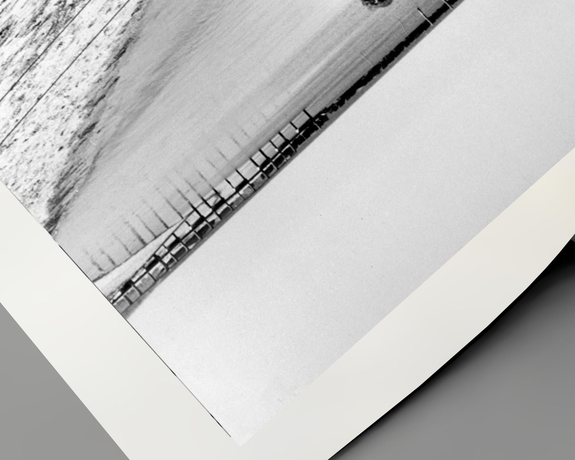 Cette photo en noir et blanc représente John F. Kennedy et Jacqueline Kennedy marchant sur la plage.

John F. Kennedy a été le 35e président des États-Unis et a été auparavant sénateur américain. Figure emblématique des années 1960, son leadership