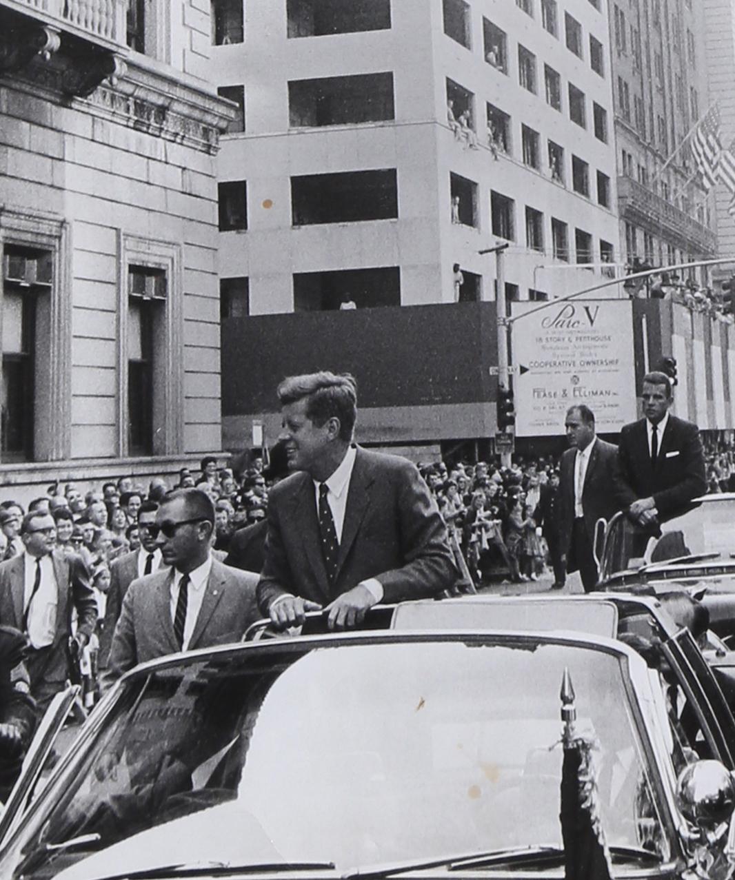 John F. Kennedy Motorcade, photographie vintage en noir et blanc - Photograph de Unknown