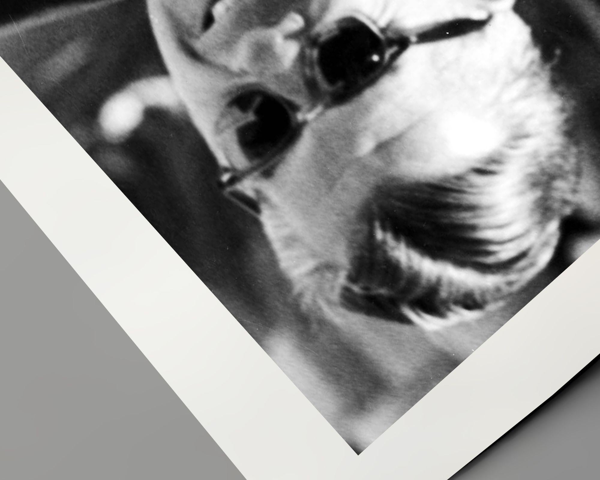 John F. Kennedy che sorride con gli occhiali da sole - Photograph Contemporaneo di Unknown