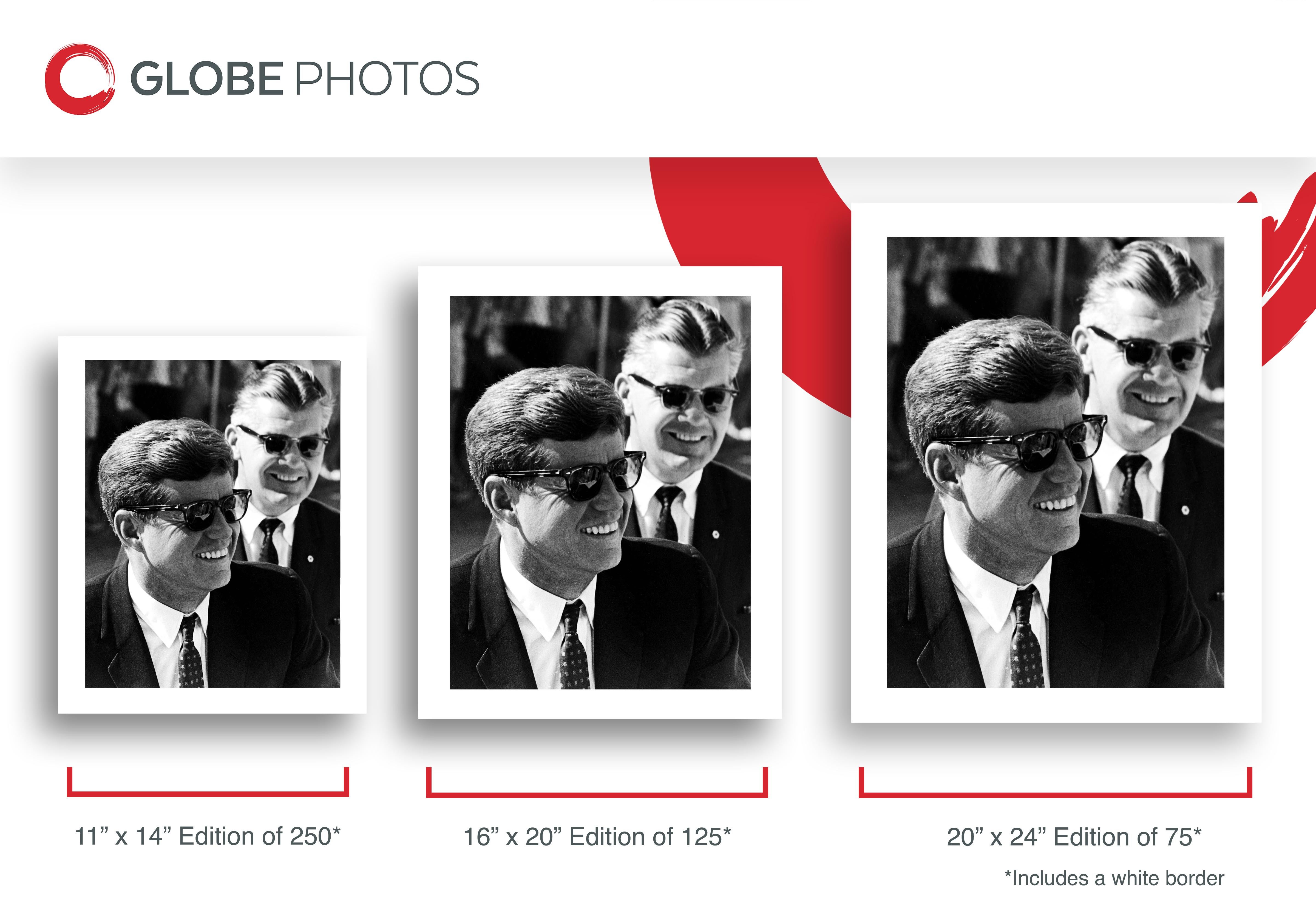 John F. Kennedy che sorride con gli occhiali da sole in vendita 1