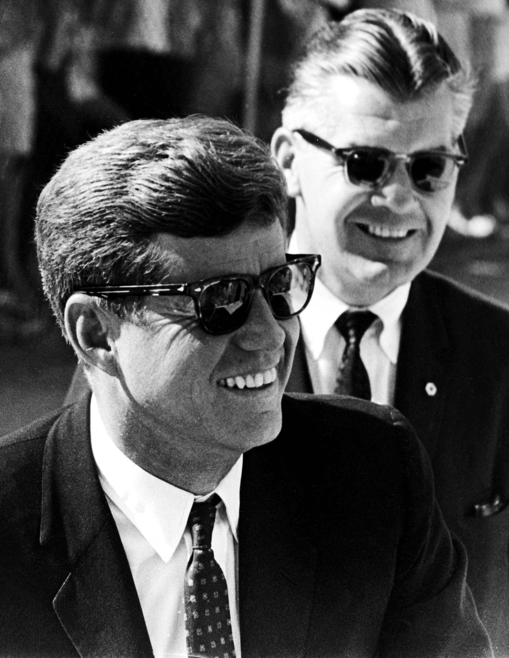 Portrait Photograph di Unknown - John F. Kennedy che sorride con gli occhiali da sole