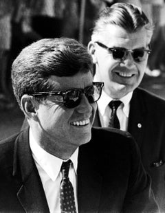 John F. Kennedy sonriendo con gafas de sol