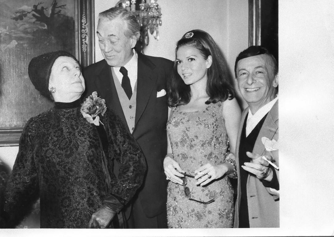 Unknown Black and White Photograph – John Huston, Paola Borboni und Eva Bartok – Vintage-Fotografie – 1970er Jahre