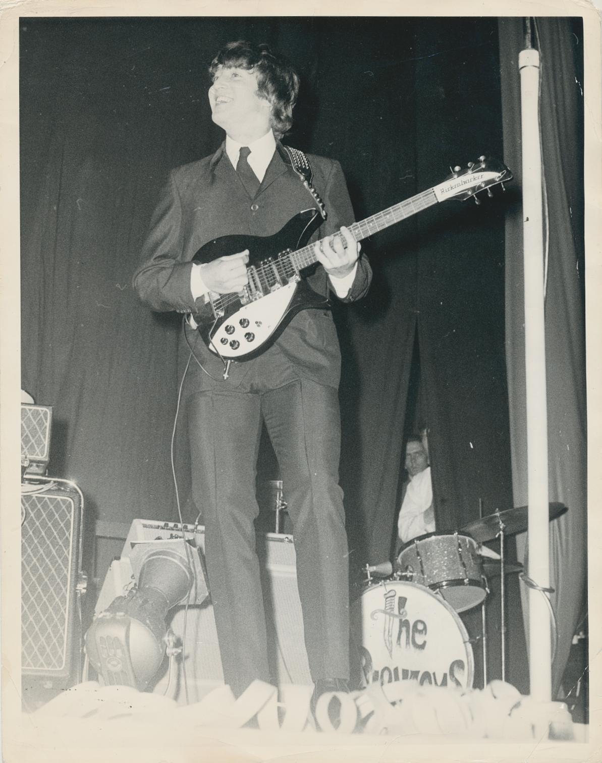 Unknown Black and White Photograph – John Lennon, Bühnenshow in Adelaide, 1964