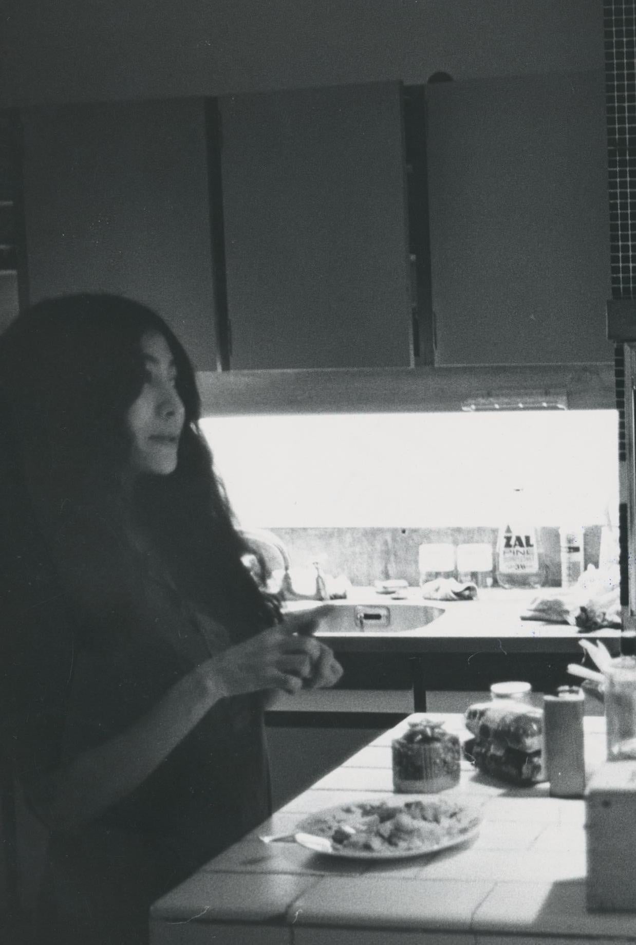 John Lennon und Yoko Ono, Schwarz-Weiß-Fotografie, 1970er Jahre, 18, 1 x 22, 8 cm (Moderne), Photograph, von Unknown