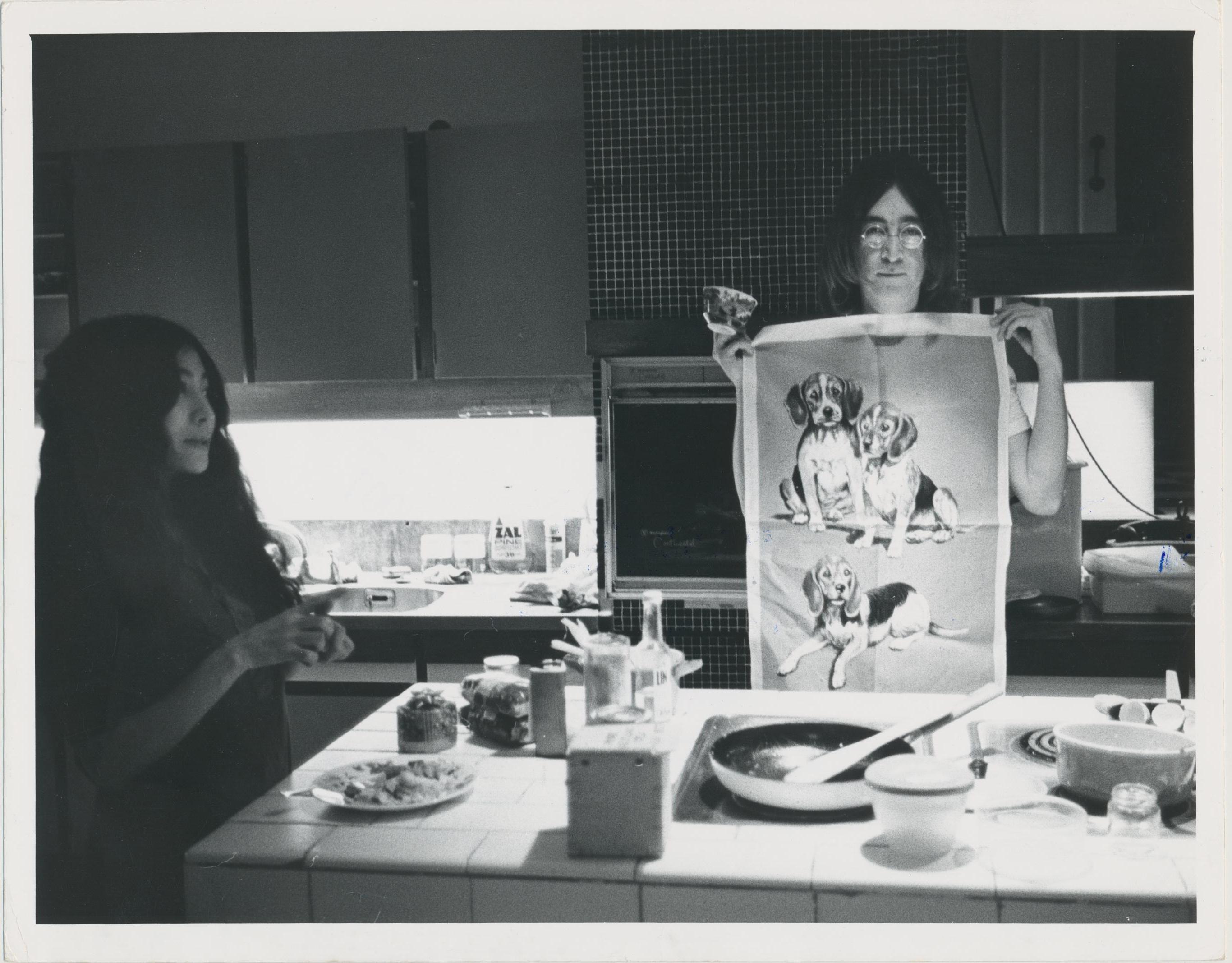 Unknown Portrait Photograph – John Lennon und Yoko Ono, Schwarz-Weiß-Fotografie, 1970er Jahre, 18, 1 x 22, 8 cm