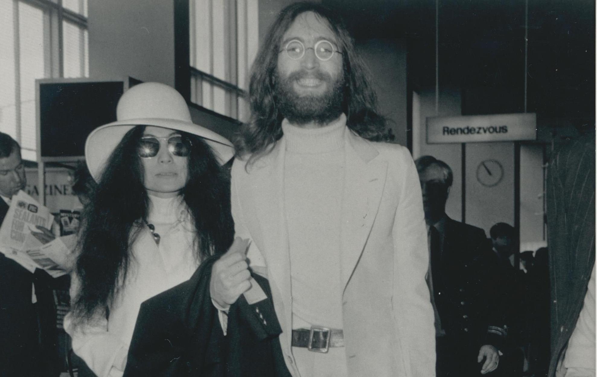 Schwarz-Weiß-Fotografie von John Lennon und Yoko Ono, 1970er Jahre, 23,7 x 17,7 cm – Photograph von Unknown