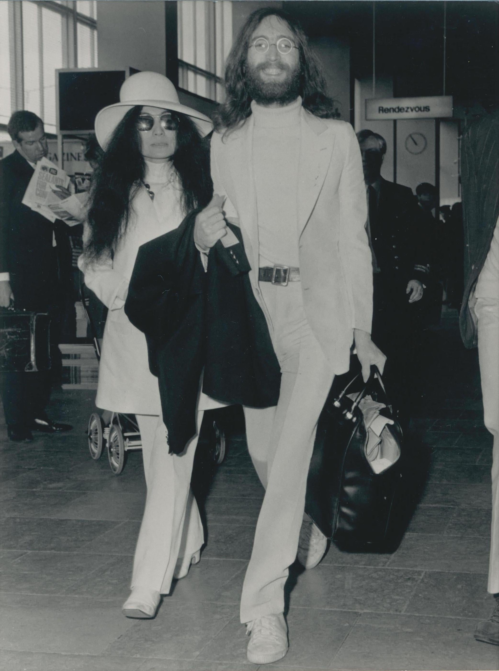 Unknown Portrait Photograph - John Lennon and Yoko Ono, Black and White Photography, 1970s, 23, 7 x 17, 7 cm