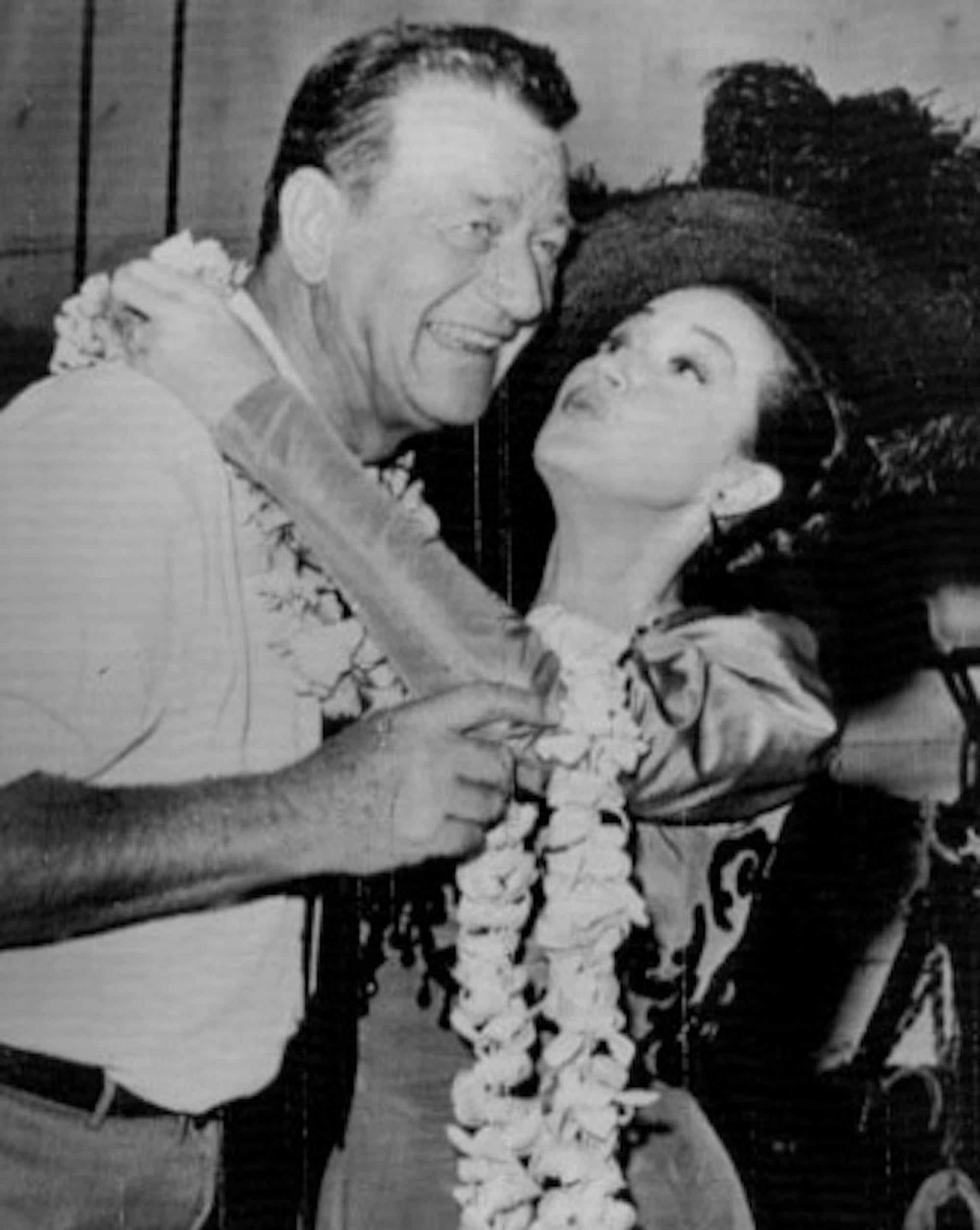 John Wayne et Dorothy Lamour - Photo vintage - 1976