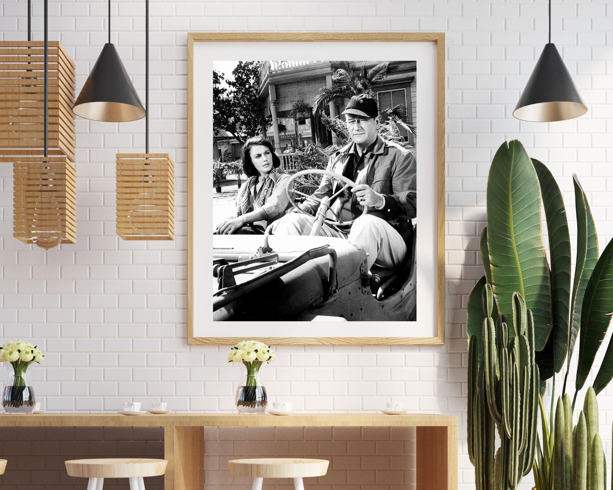 John Wayne und Elizabeth Allen in Donovans Reef – Photograph von Unknown