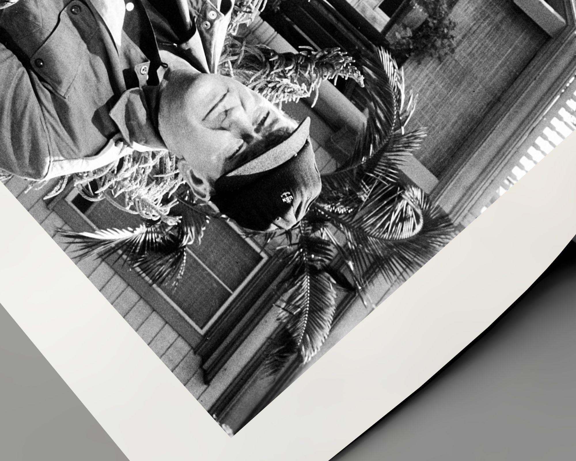 John Wayne und Elizabeth Allen in Donovans Reef (Zeitgenössisch), Photograph, von Unknown