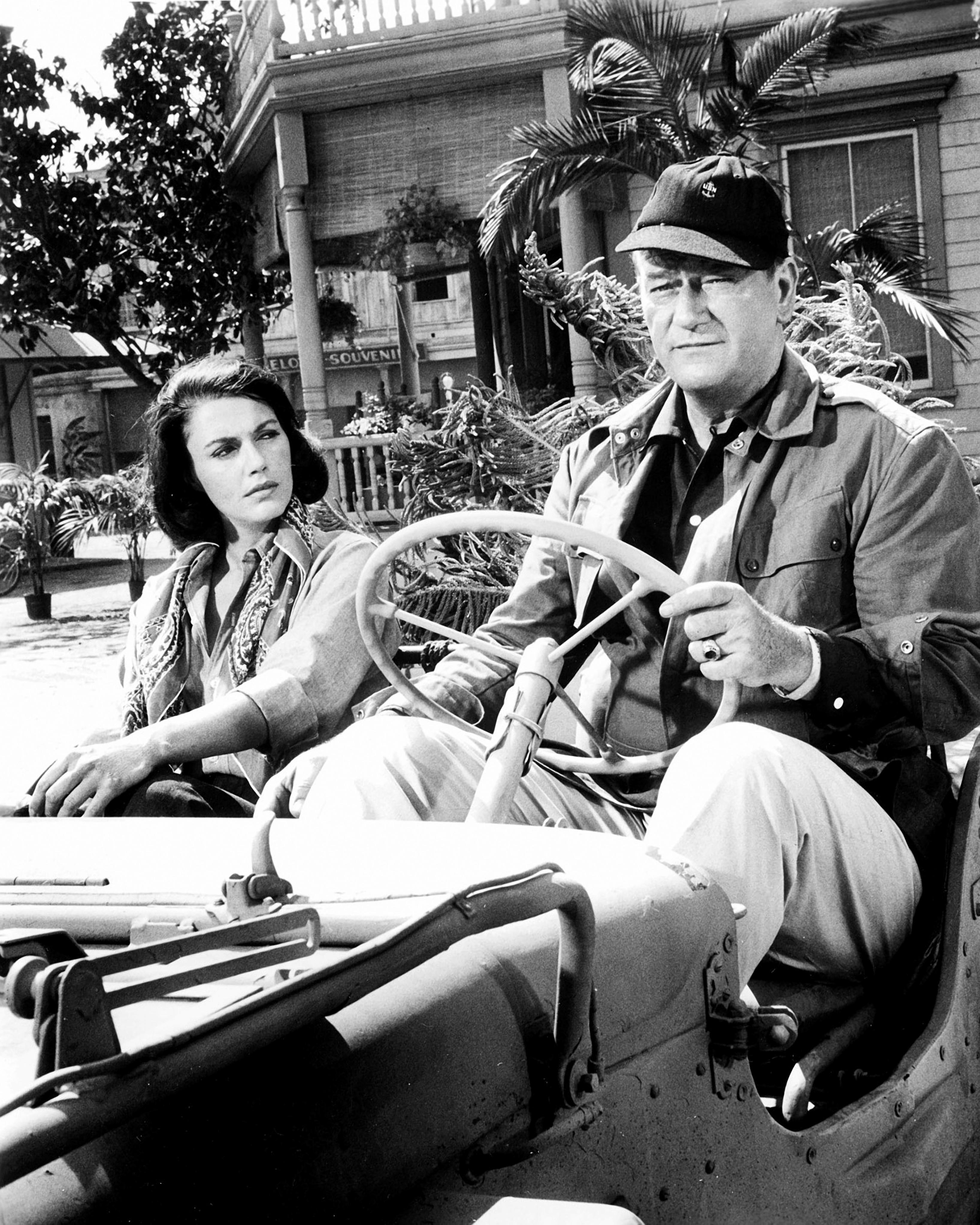 Unknown Black and White Photograph – John Wayne und Elizabeth Allen in Donovans Reef