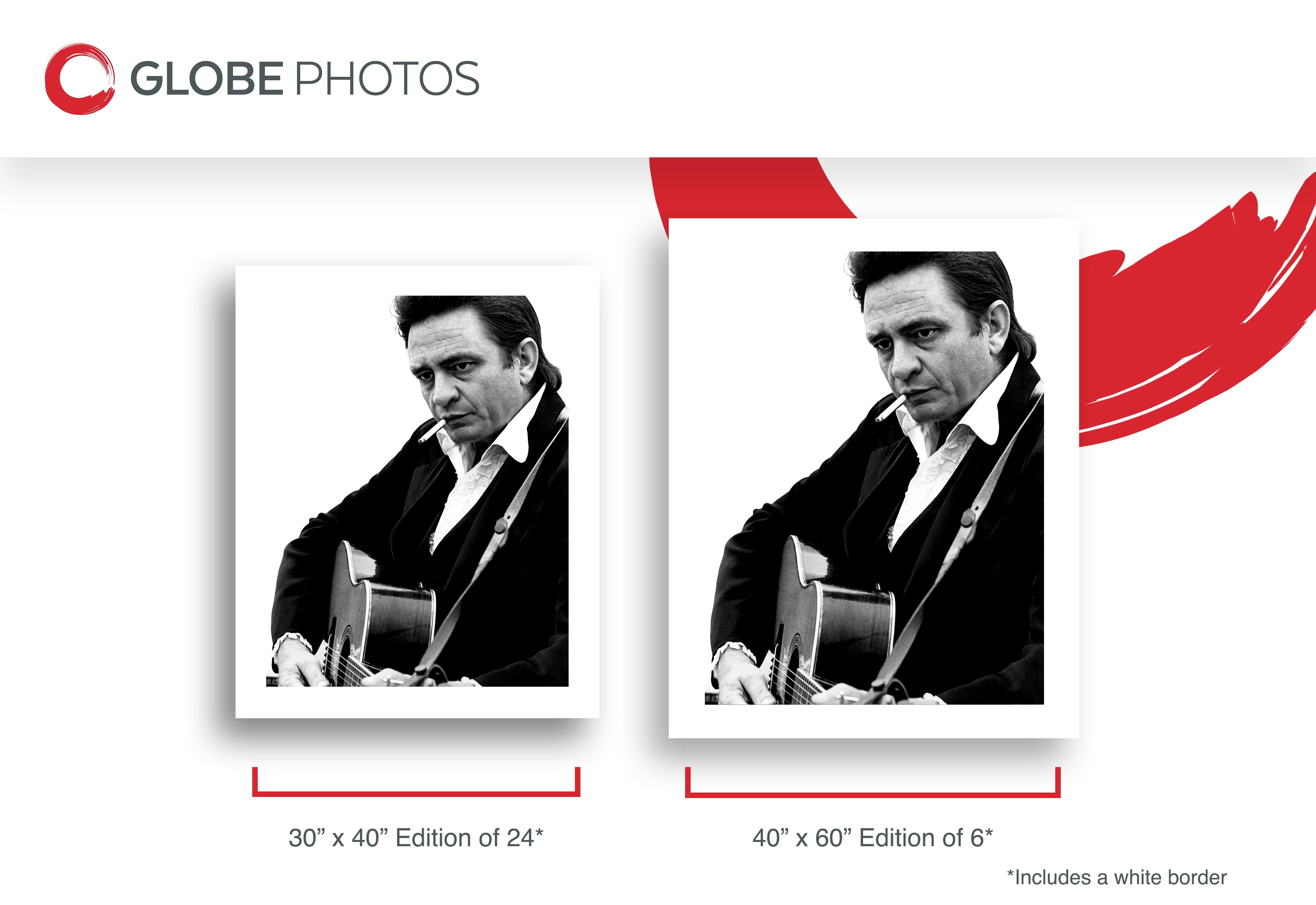 Beeindruckendes und einfaches Porträt des Musikers Johnny Cash, der vor dem Folsom Prison eine Zigarette raucht und Gitarre spielt, 1968.

Johnny Cash war ein amerikanischer Sänger, Songschreiber, Musiker und Schauspieler. Ein großer Teil von Cashs
