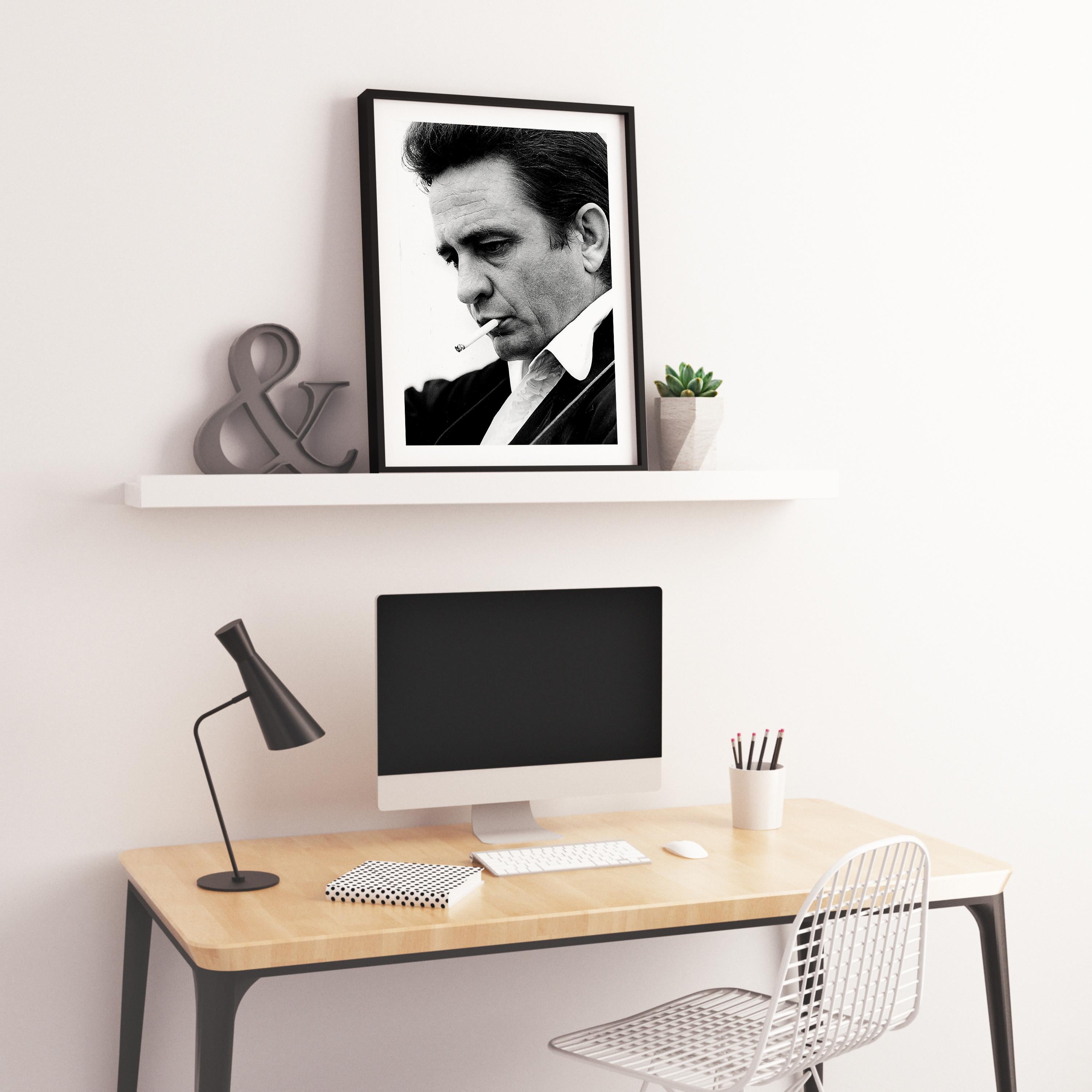 Johnny Cash Smoking – Nahaufnahme eines Kunstdrucks im Angebot 2