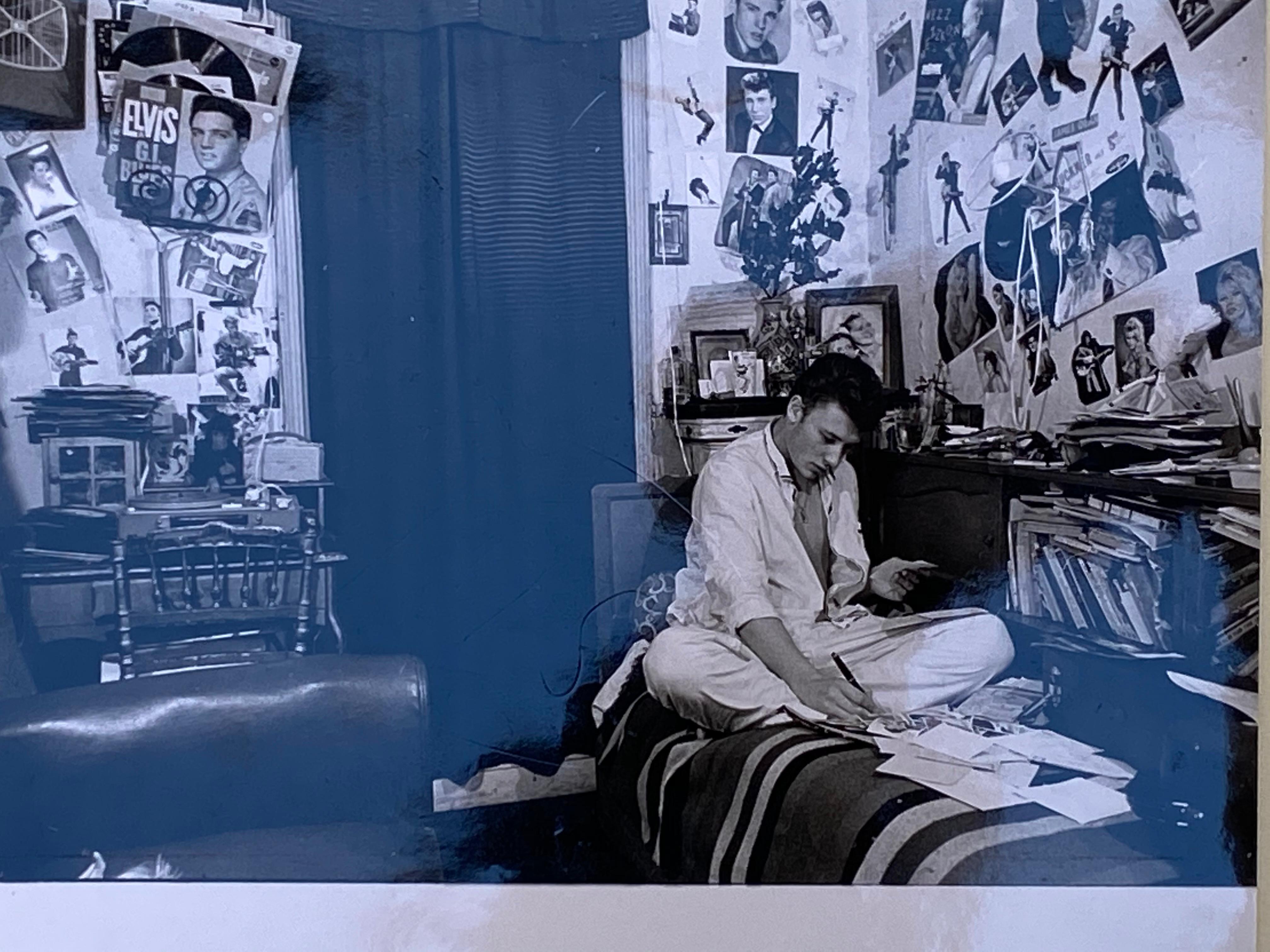 Johnny Hallyday In his room (Dans sa chambre)  - Gris Figurative Photograph par Unknown