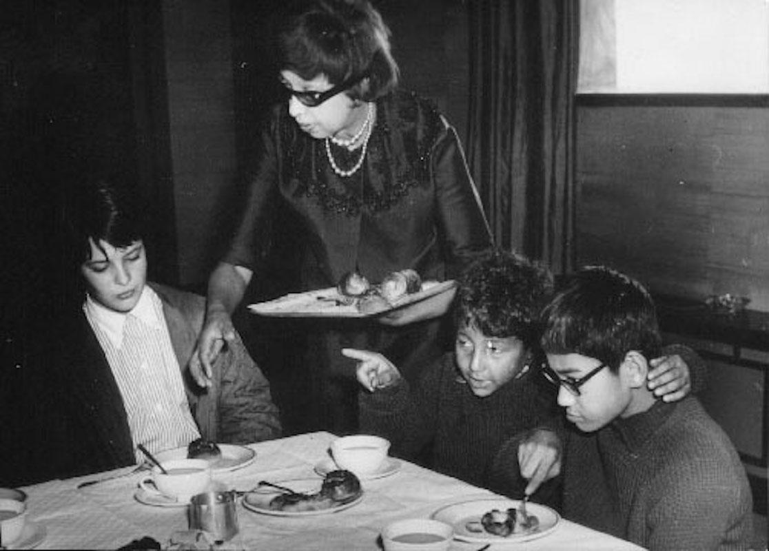 Portrait Photograph Unknown - Josphine Baker Serves Breakfast in Brussels - Photo Vintage - 1964