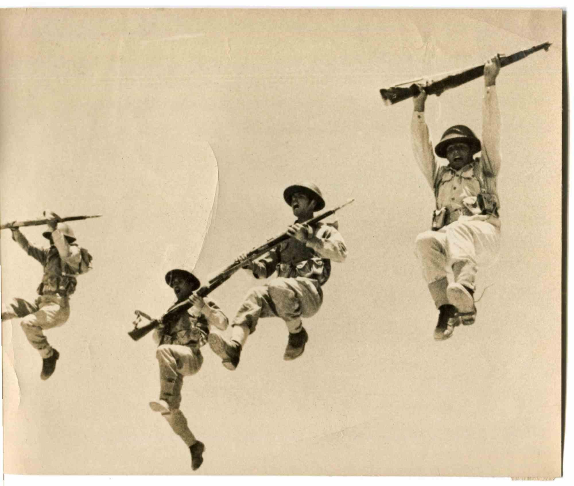 Unknown Portrait Photograph – Jumping During Military Training - Mitte des 20. Jahrhunderts