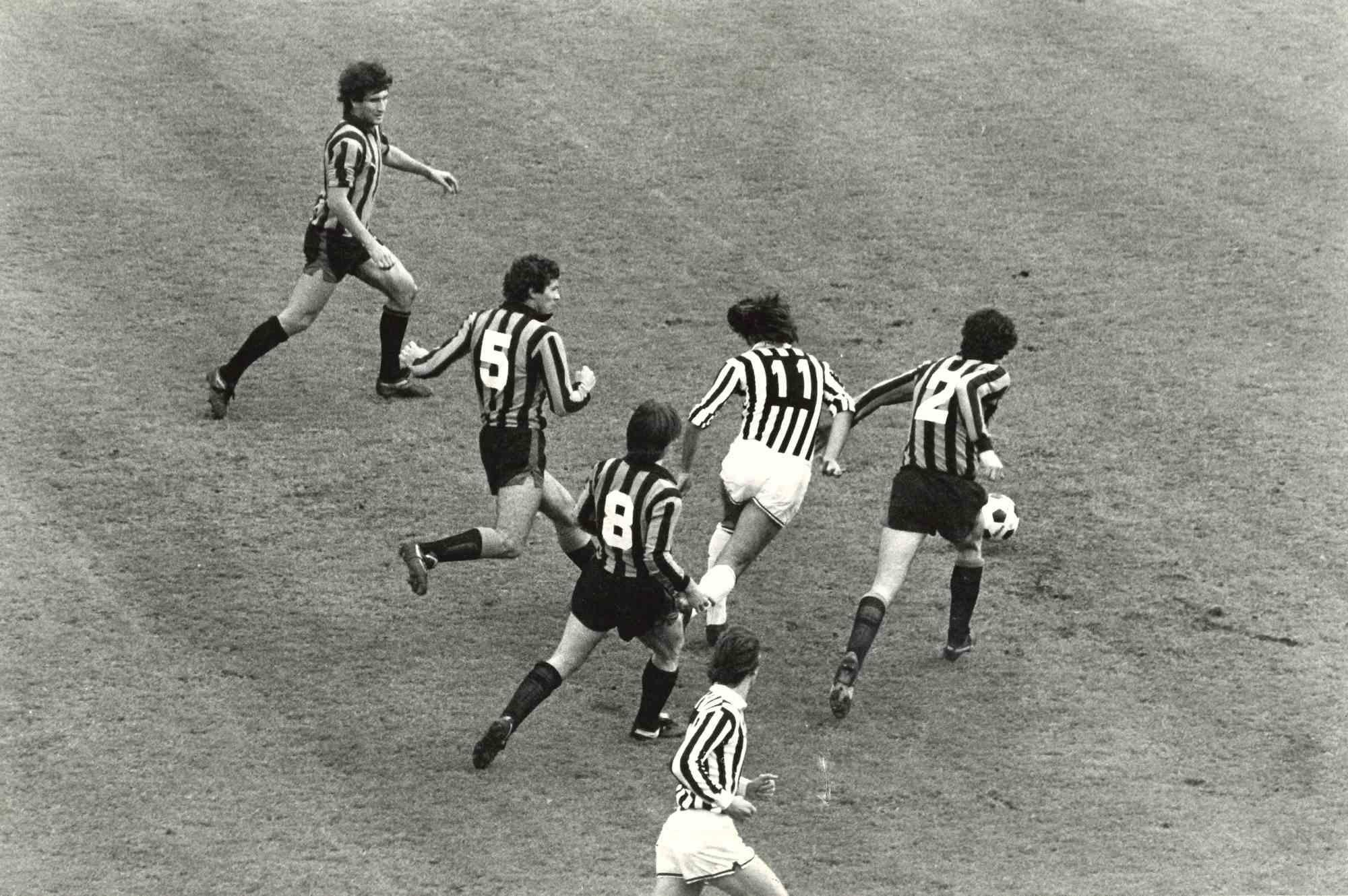 Figurative Photograph de Unknown - Juventus vs Inter en los años 70 - Foto de época - Años 70