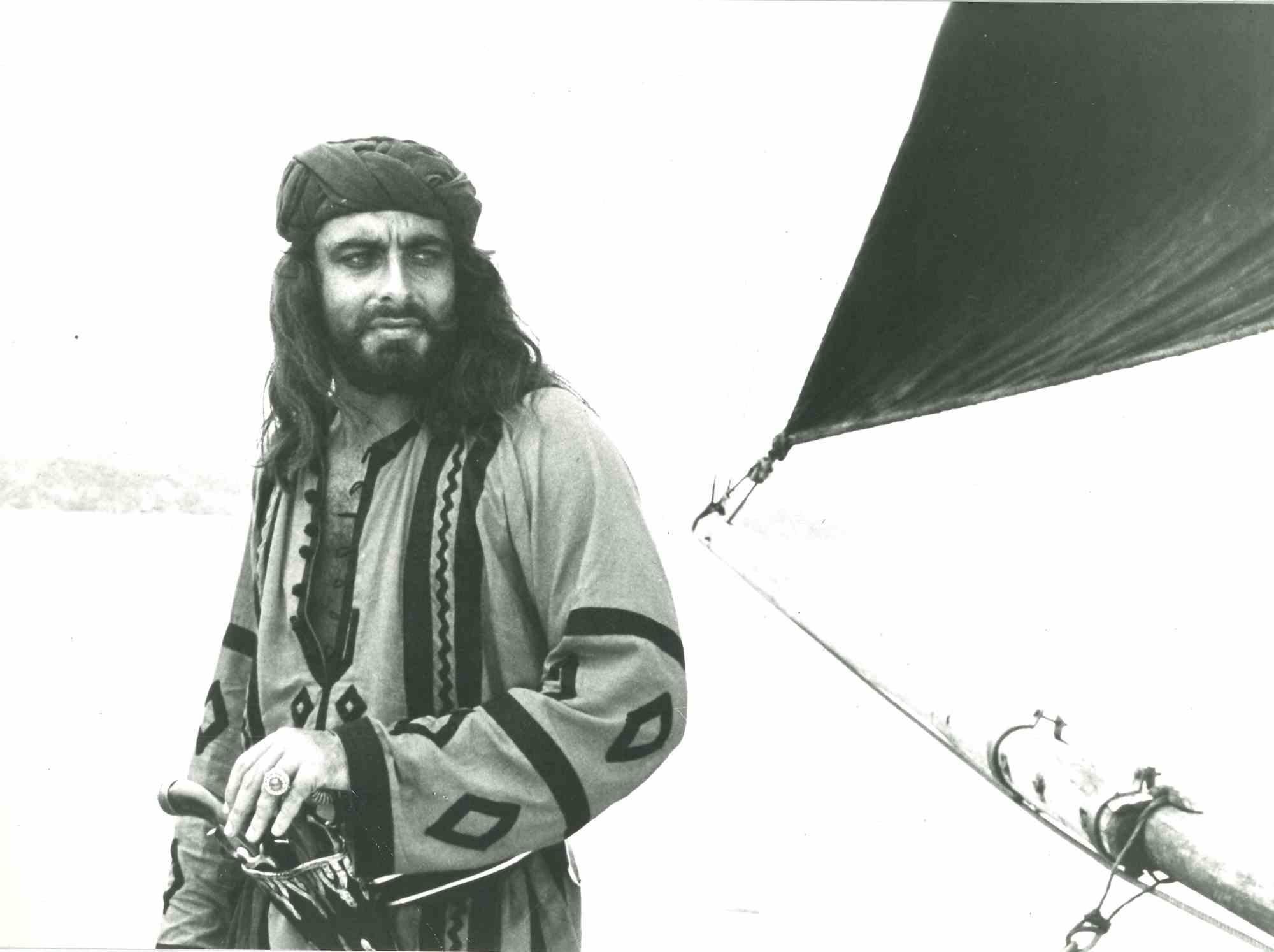 Unknown Figurative Photograph – Kabir Bedi In The Role Of Sandokan – Vintage-Fotografie – 1970er Jahre