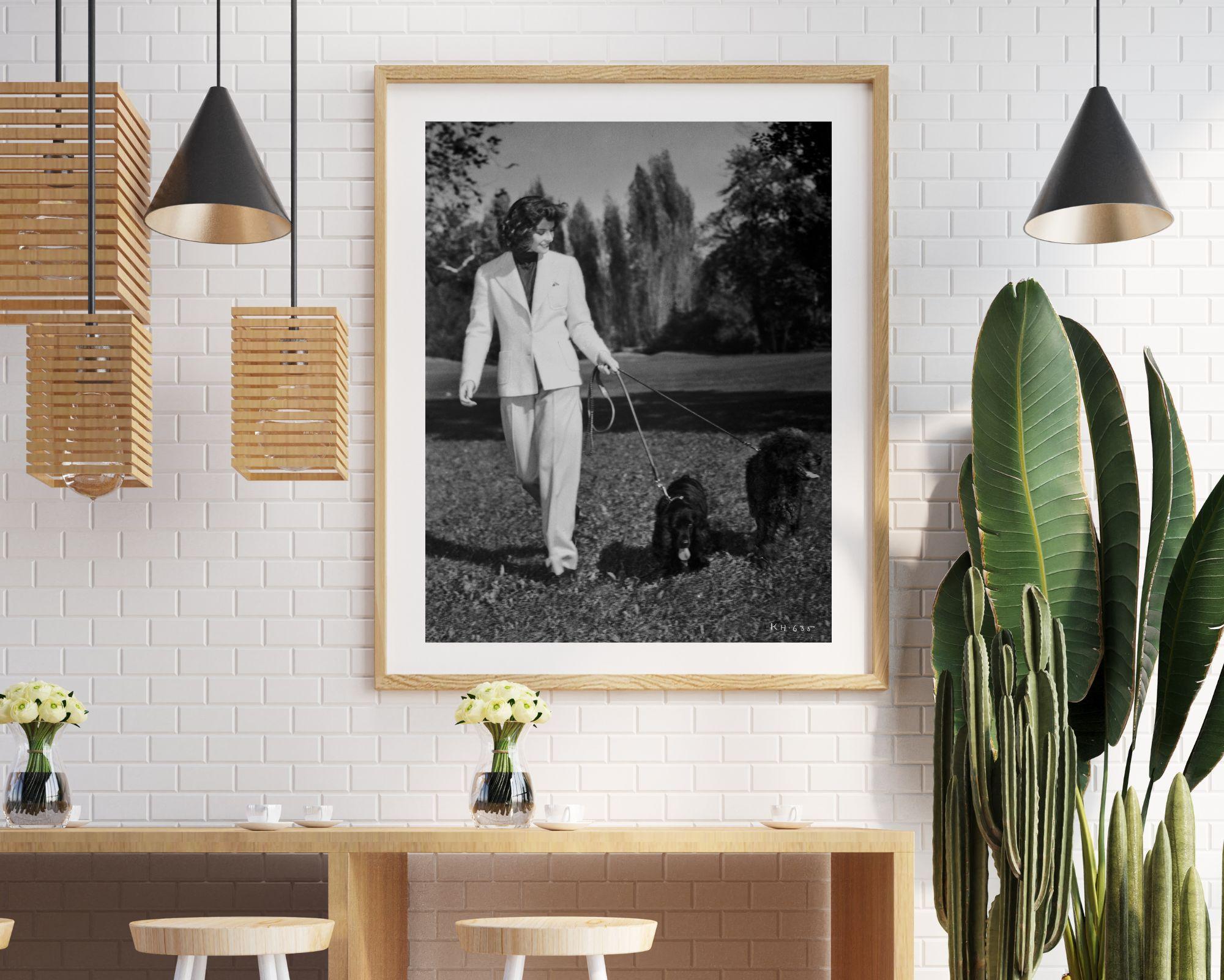 Katharine Hepburn a spasso con i cani - Photograph di Unknown