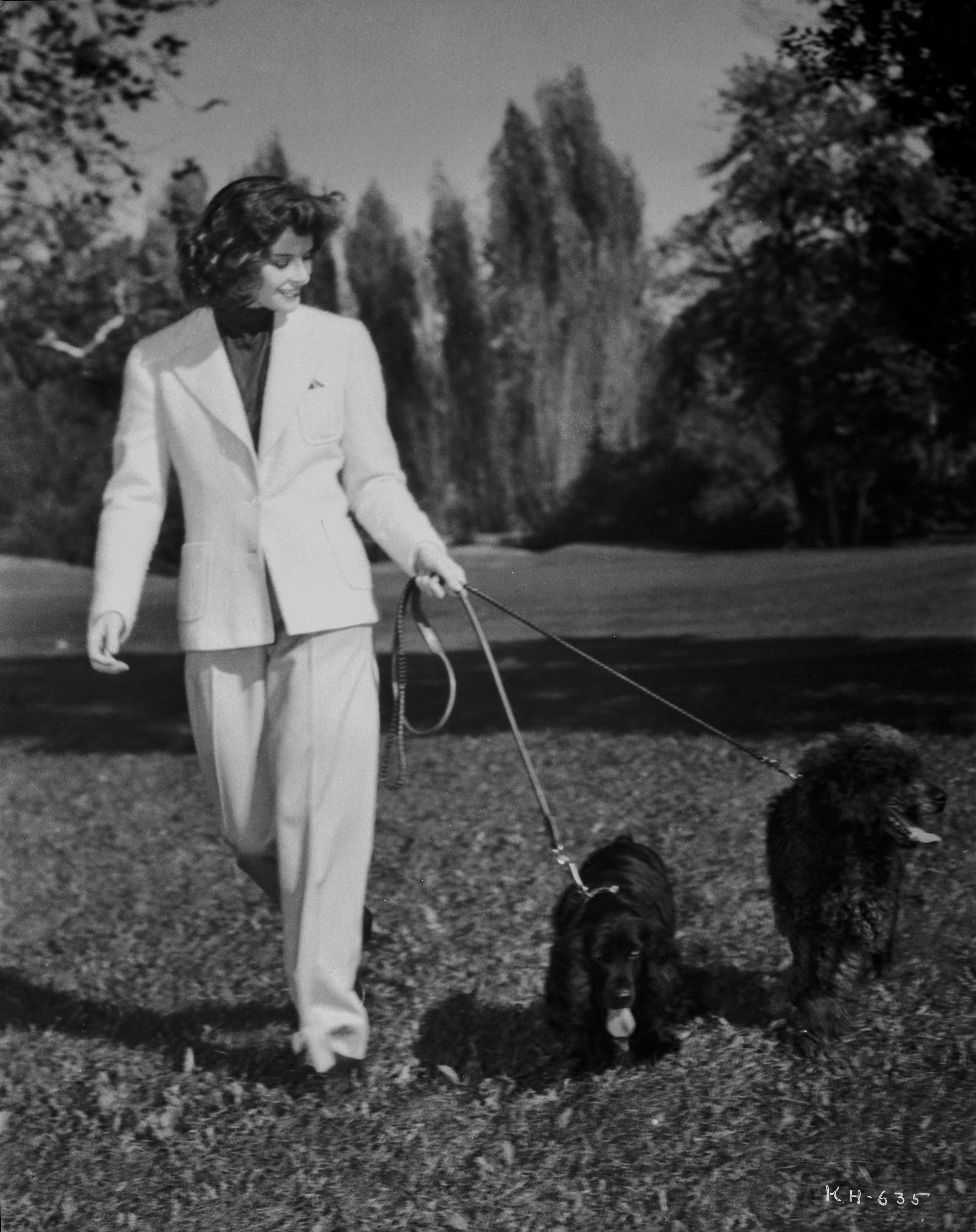 Black and White Photograph di Unknown - Katharine Hepburn a spasso con i cani