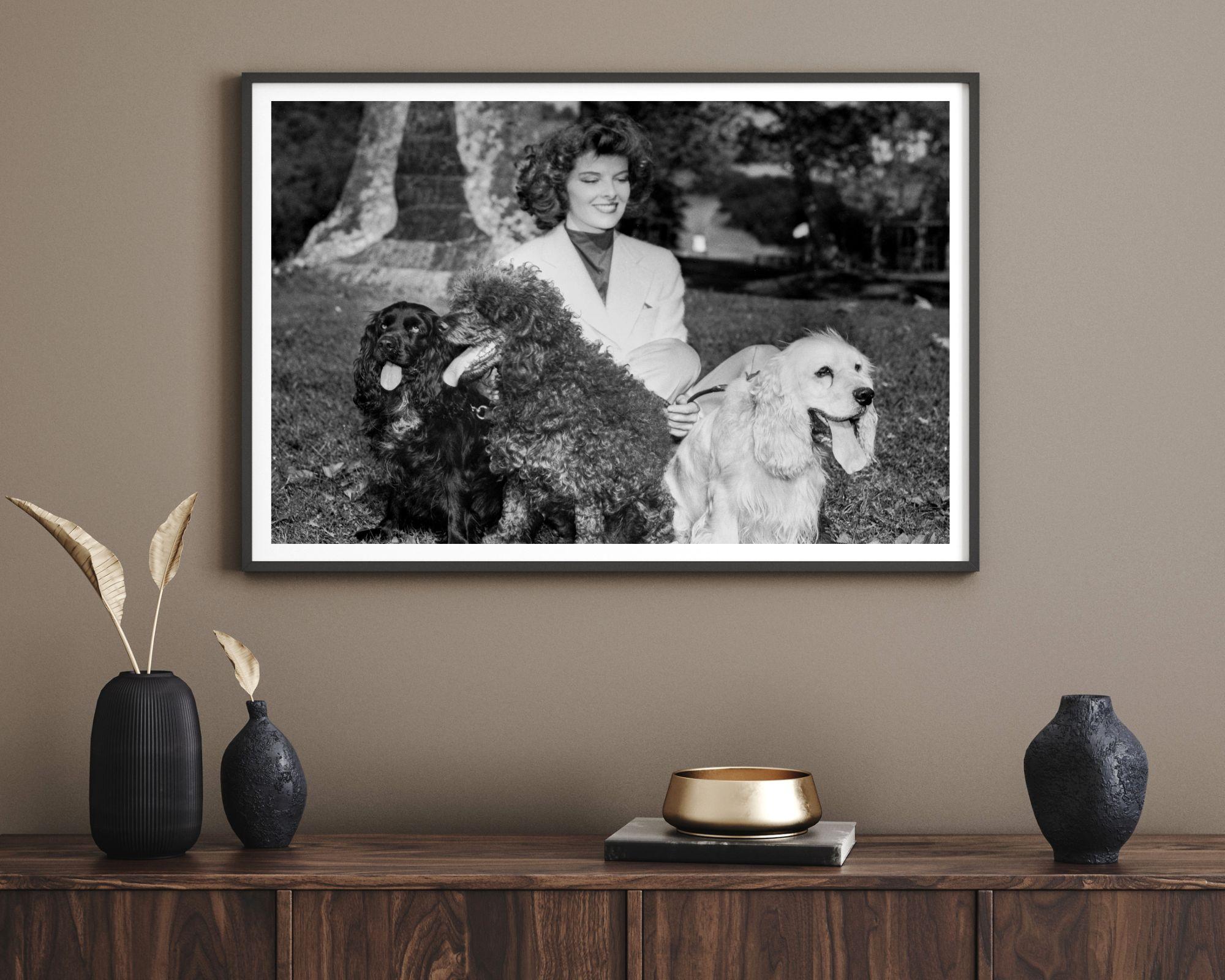 Katharine Hepburn con perros - Photograph de Unknown