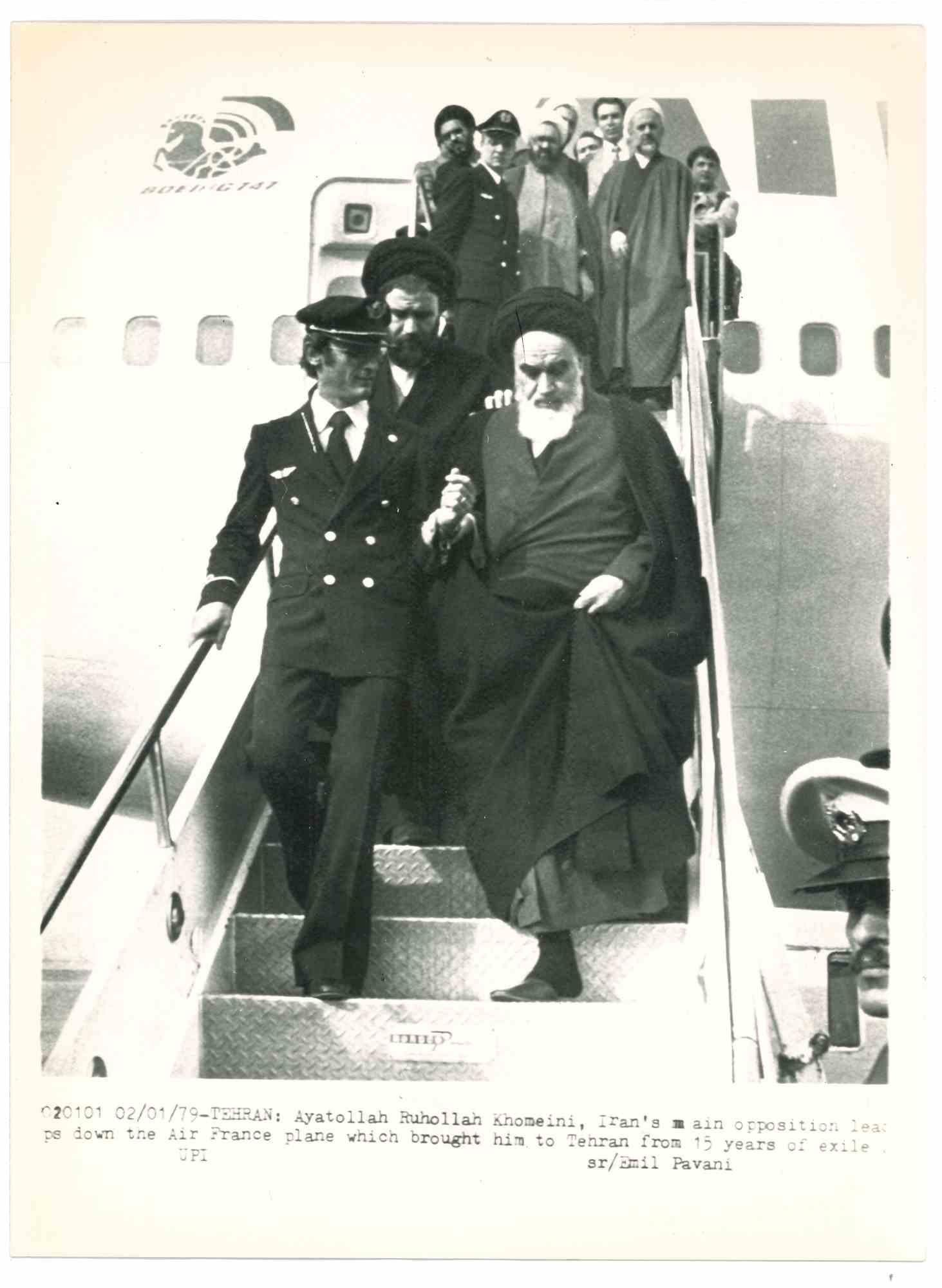 Unknown Figurative Photograph - Khomeini Returning To Iran - Vintage Photograph - 1983