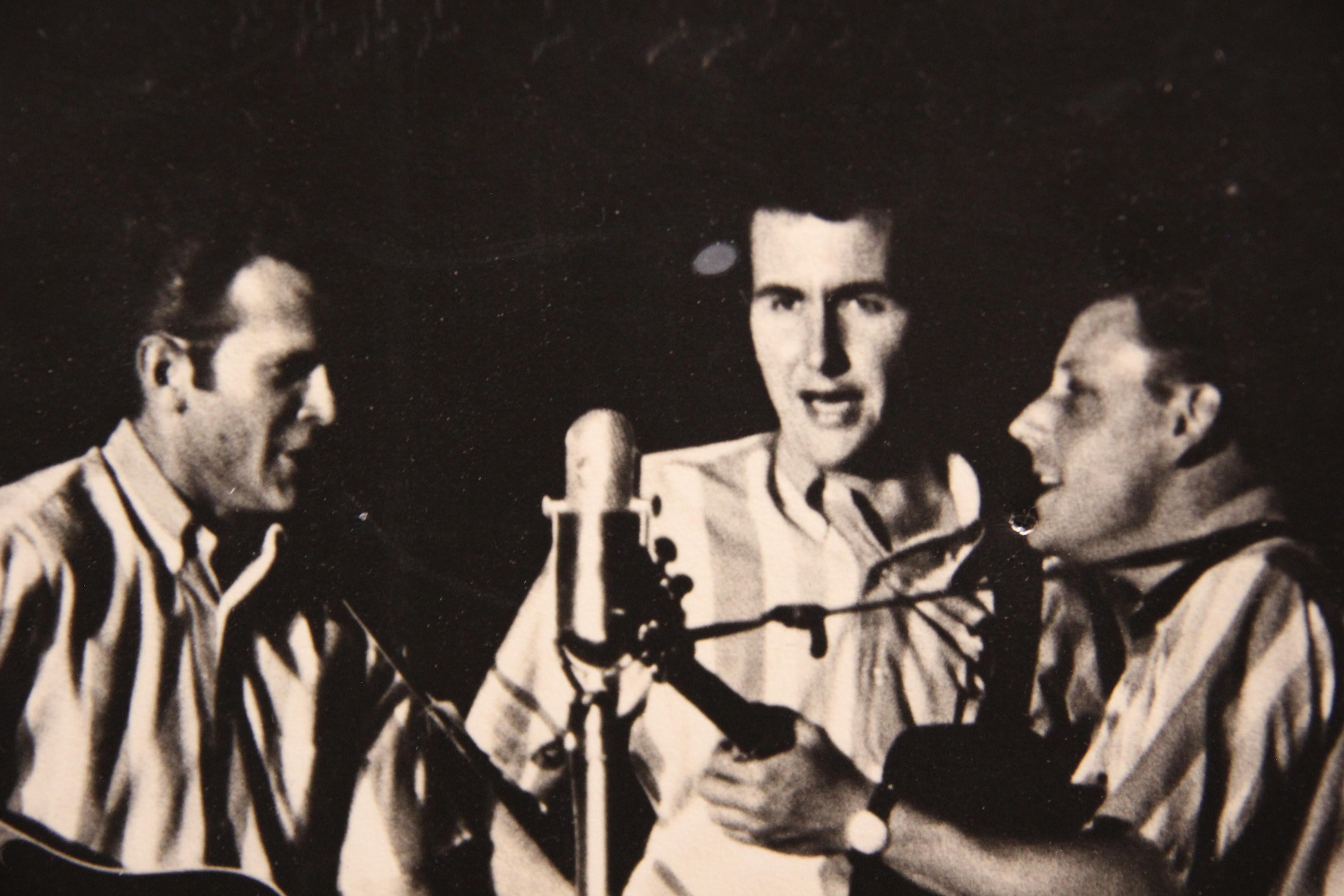 Photographie de musique populaire américaine emblématique « Kingston Trio » - Noir Portrait Photograph par Unknown