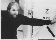 Klaus Maria Brandauer am Set von „The Lightship“ – Vintage-Foto – 1985