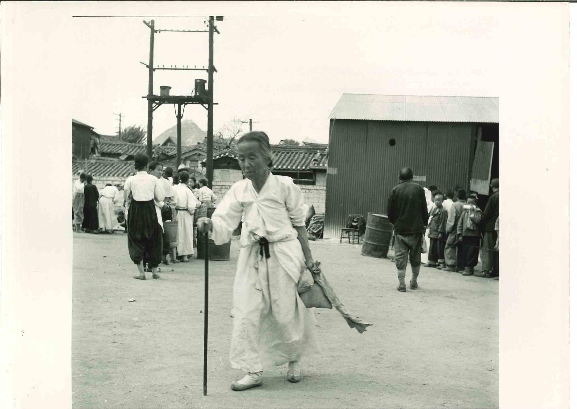 Unknown Figurative Photograph – Koreanische Frau nach dem Zweiten Weltkrieg - Amerikanische Vintage-Fotografie - Mitte des 20. Jahrhunderts