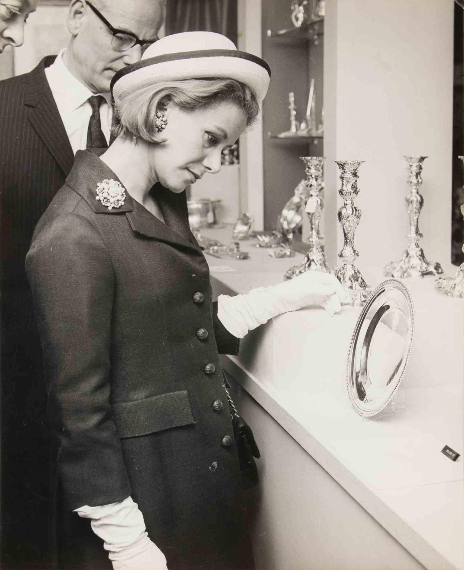 Figurative Photograph di Unknown - Lady Blandfort apre la Fiera degli Antiquari - Fotografia d'epoca - 1964