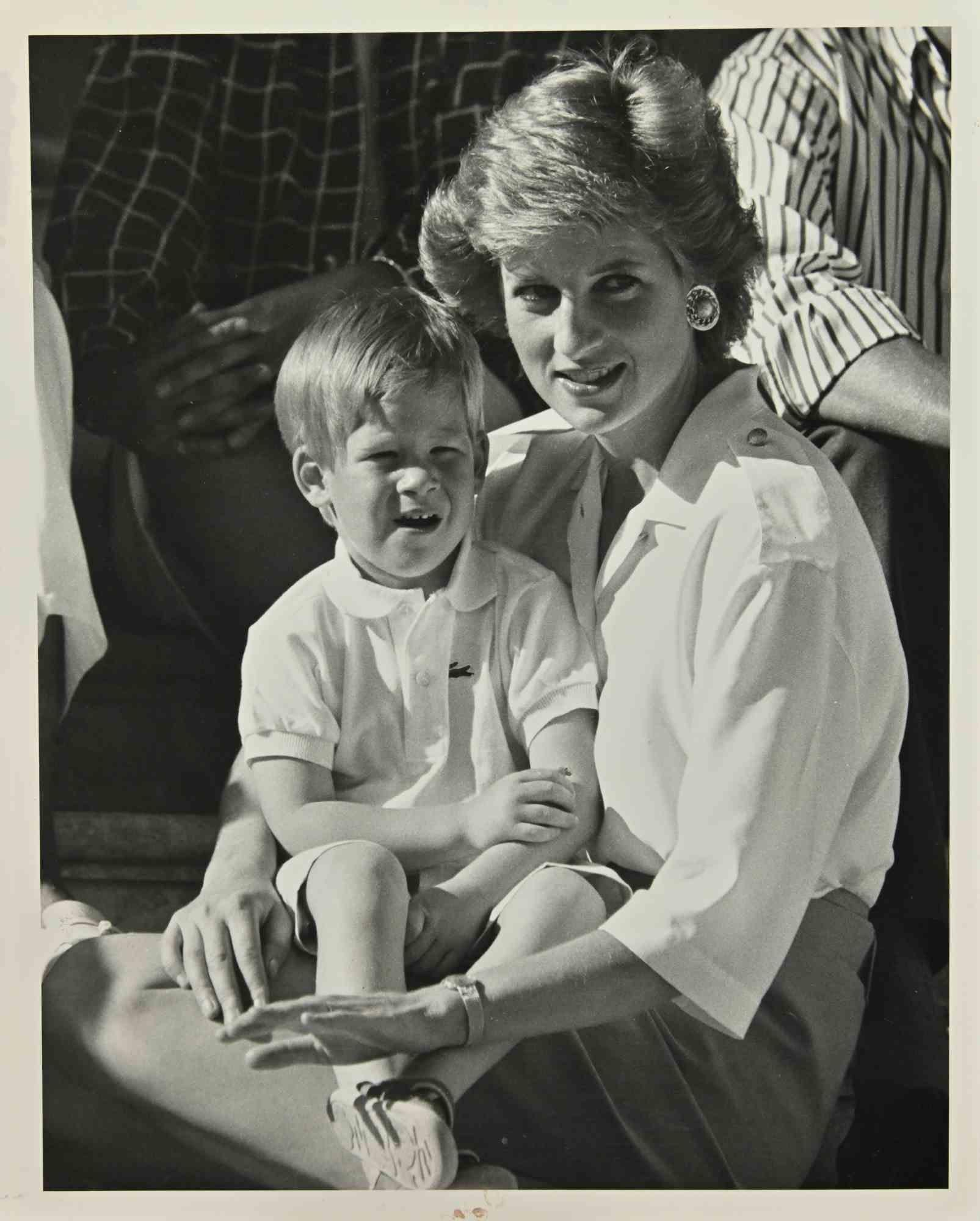 Unknown Figurative Photograph – Lady Diana und Prinz Harry – Vintage-Fotografie – 1960er Jahre