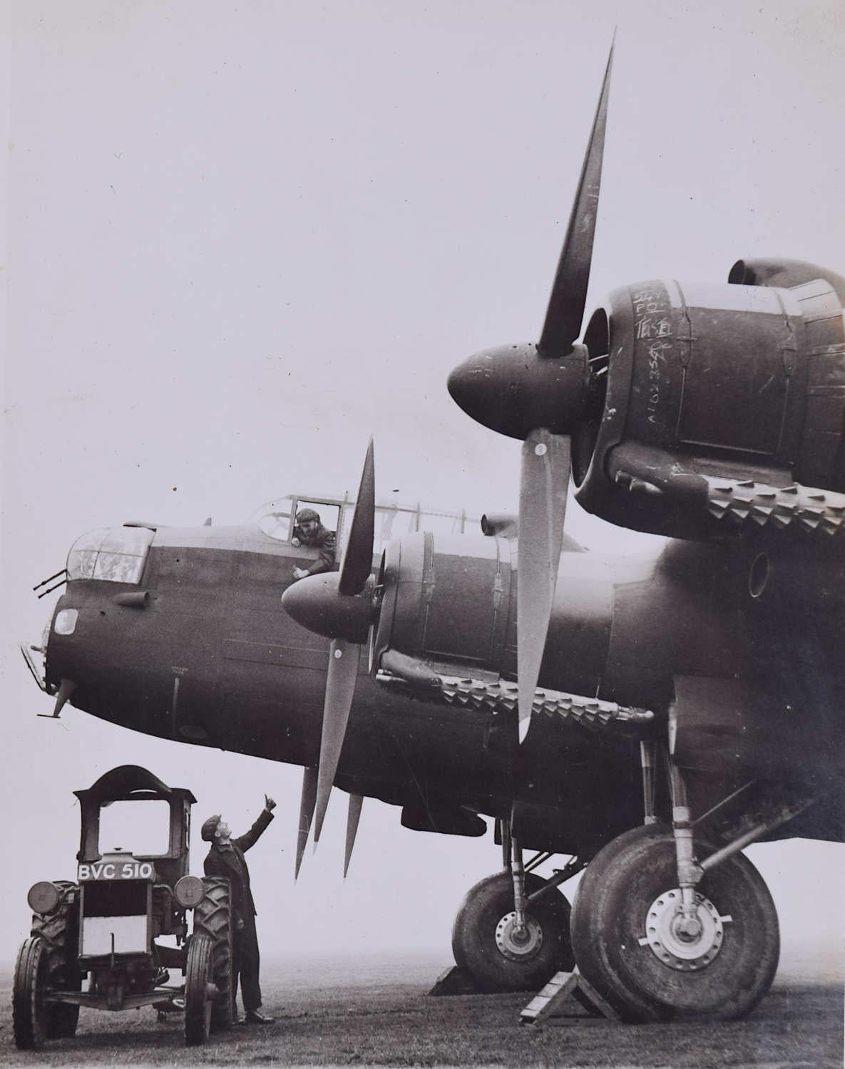 Black and White Photograph Unknown - Photographie originale Lancaster Bomber II de 1943 en gélatine argentique de la Seconde Guerre mondiale