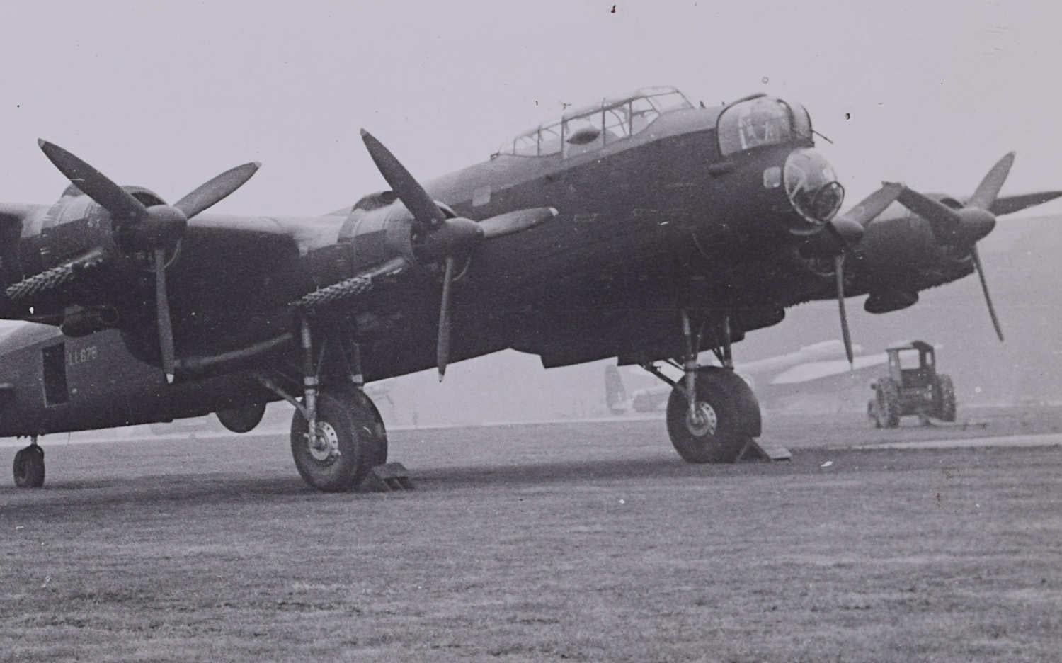 Lancaster Bomber Lily Mars 1943 Original Silbergelatine-Fotografie  – Photograph von Unknown