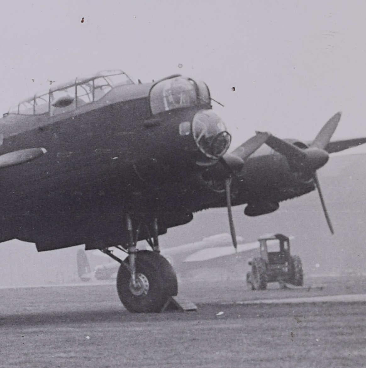 Bomber Lily Mars 1943, photographie originale à la gélatine argentique de Lancaster  - Argent Black and White Photograph par Unknown