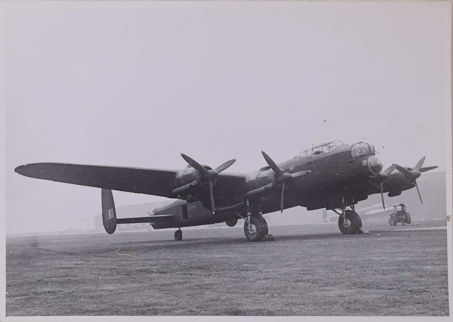 Unknown Black and White Photograph – Lancaster Bomber Lily Mars 1943 Original Silbergelatine-Fotografie 