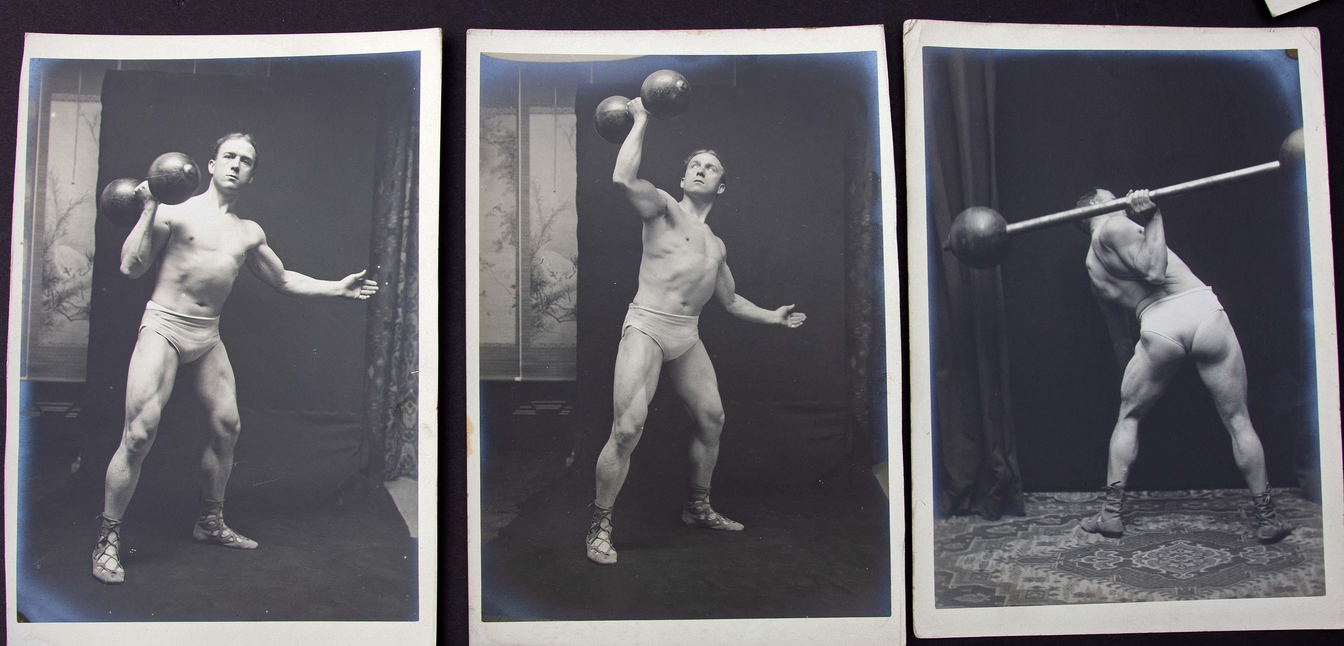 Grande collection de photographies d'hommes forts du début du 20e siècle. Chaque photo à la gélatine argentique mesure 5