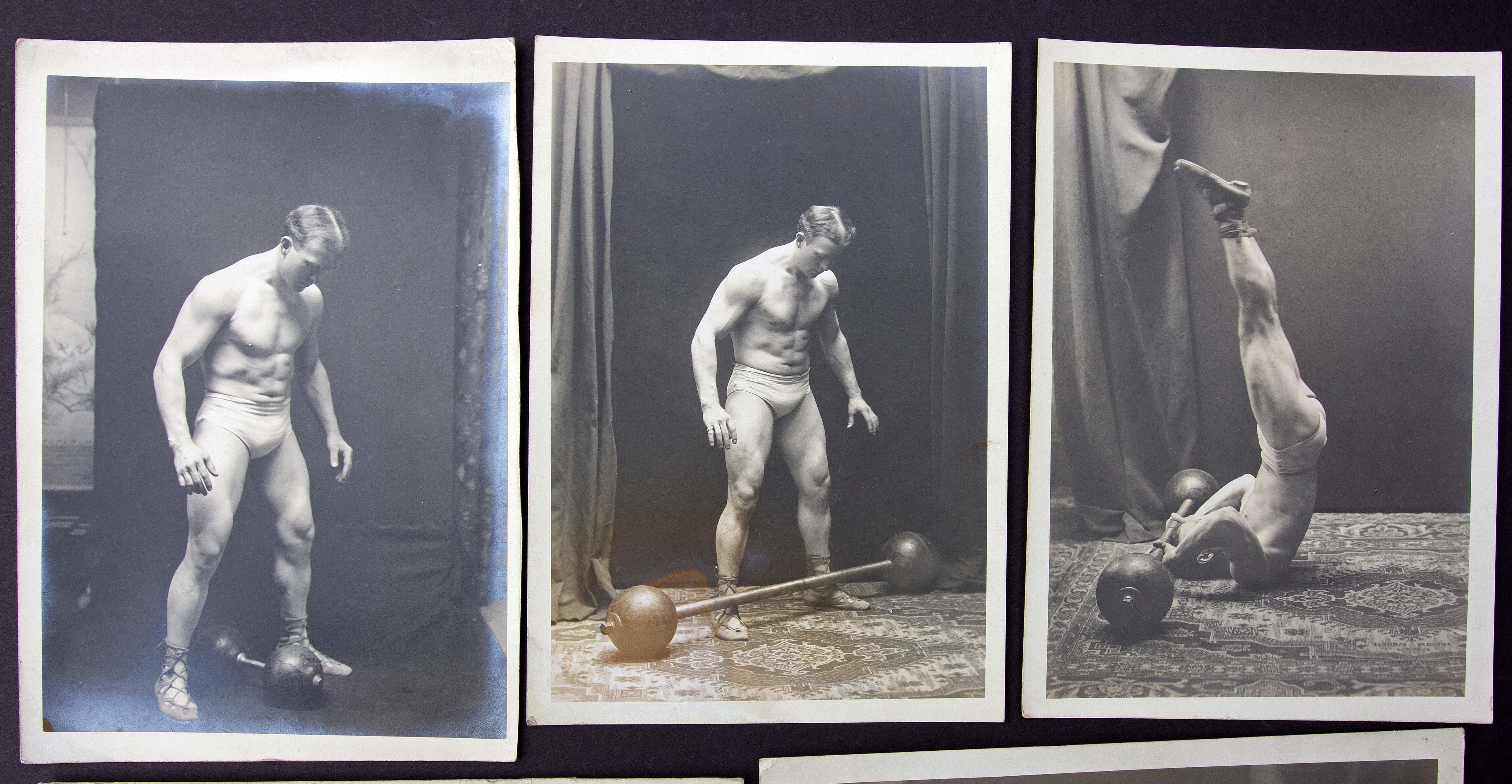 Grande collection de 27 photographies de Strongman, circa 1920, Bodybuilder en vente 2