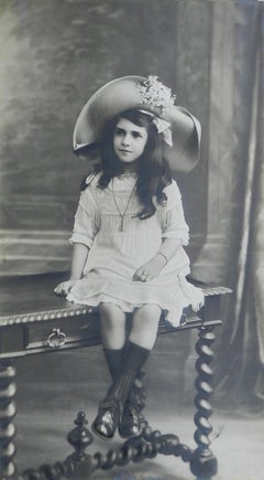 Gran Retrato Antiguo Fotografía Niña Banco Firmado Ch Petit c1912 Francés