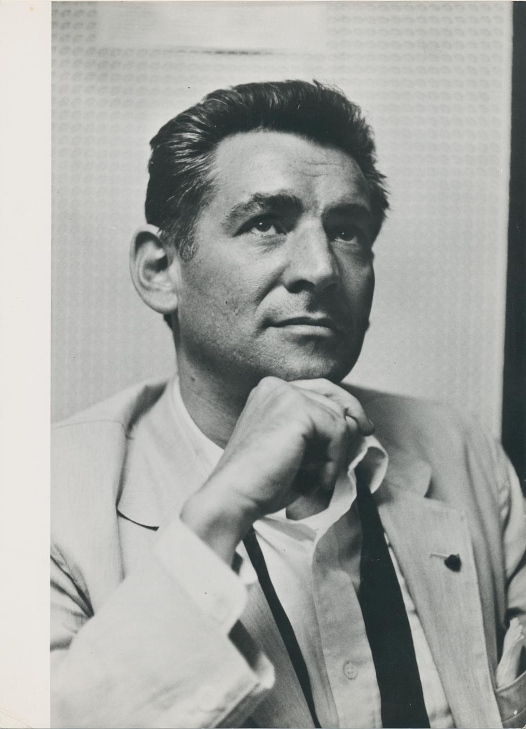 Unknown Black and White Photograph – Leonard Bernstein, ca. 1960