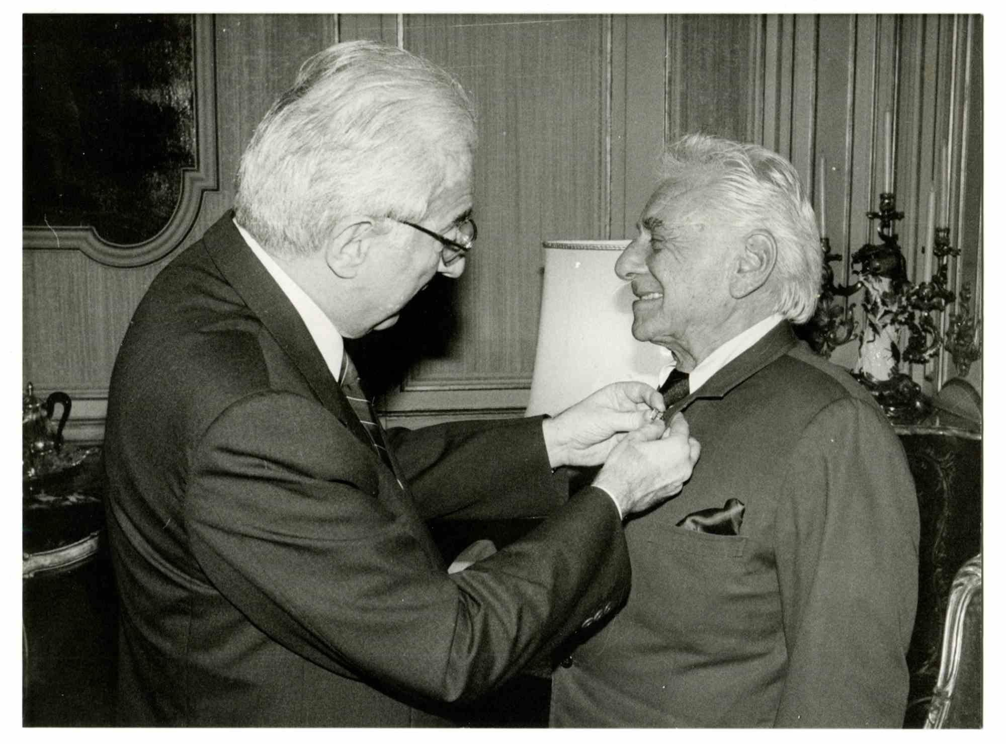 Portrait Photograph Unknown - Leonard Bernstein avec le président Francesco Cossiga-  Photographie - années 1980