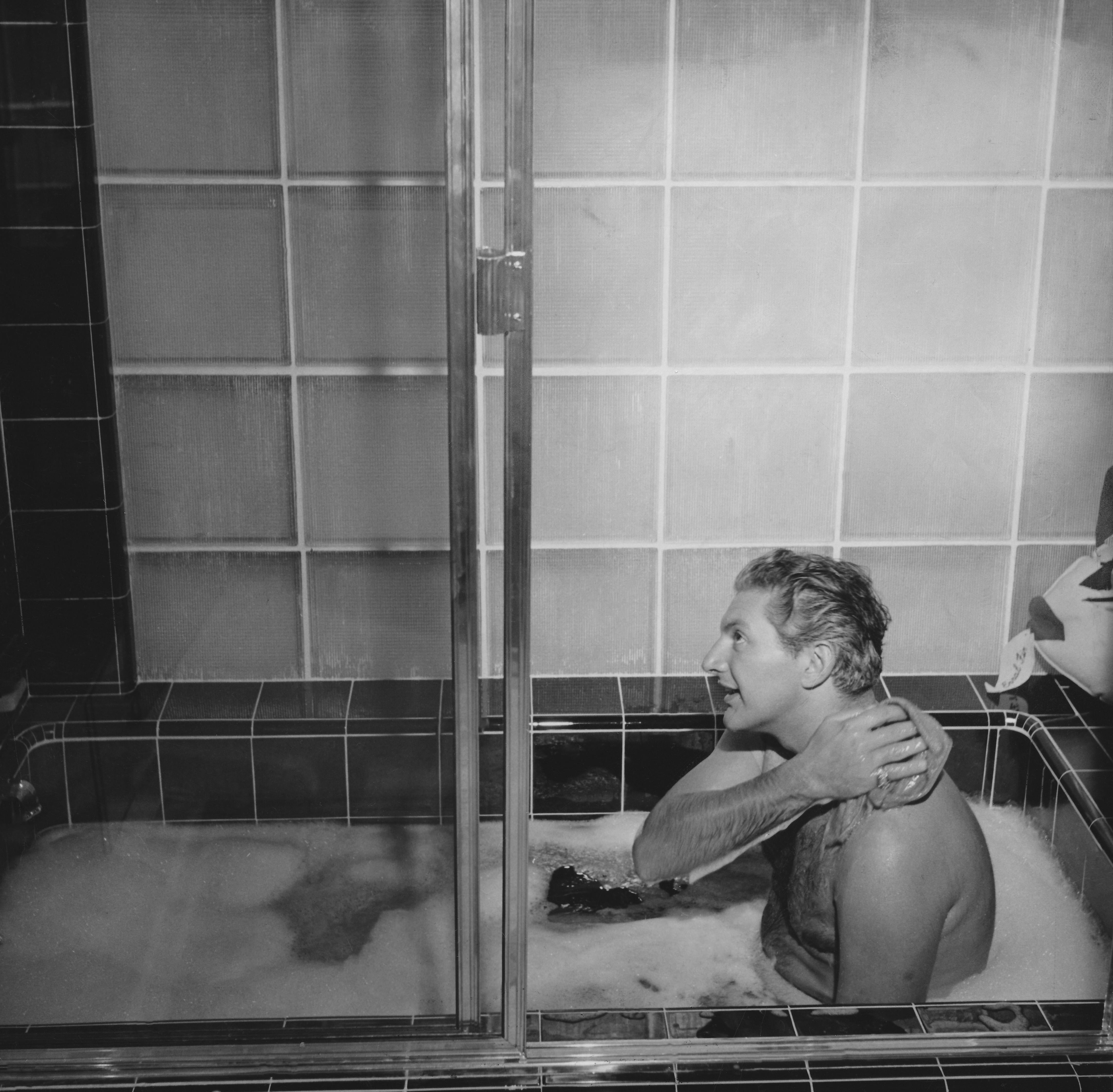 Unknown Portrait Photograph – Liberace Taking a Bath Fine Art Print