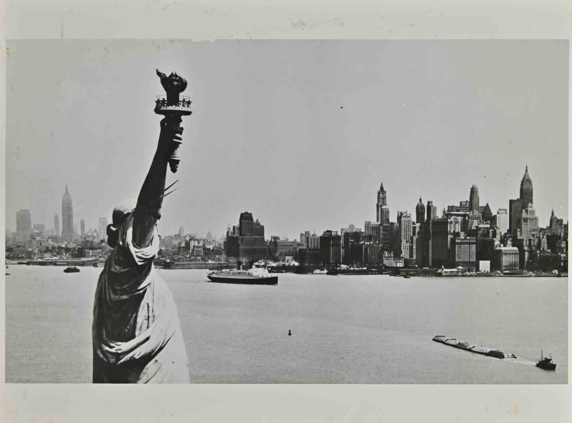 Unknown Portrait Photograph – Liberty Statue – Vintage-Fotografie der 1960er Jahre