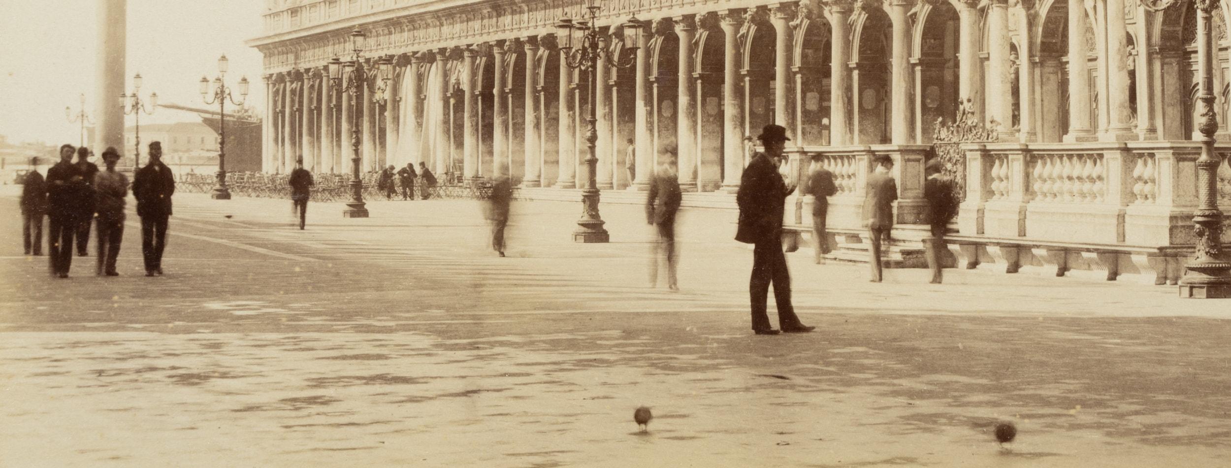 Carlo Naya (1816 Tronzano Vercellese - 1882 Venedig) Kreis: Blick von Norden über die Piazzetta auf die Libreria di San Marco mit Passanten, rechts im Vordergrund der Campanile mit der Loggetta, Venedig, um 1880, Albumenpapierabzug

Technik: