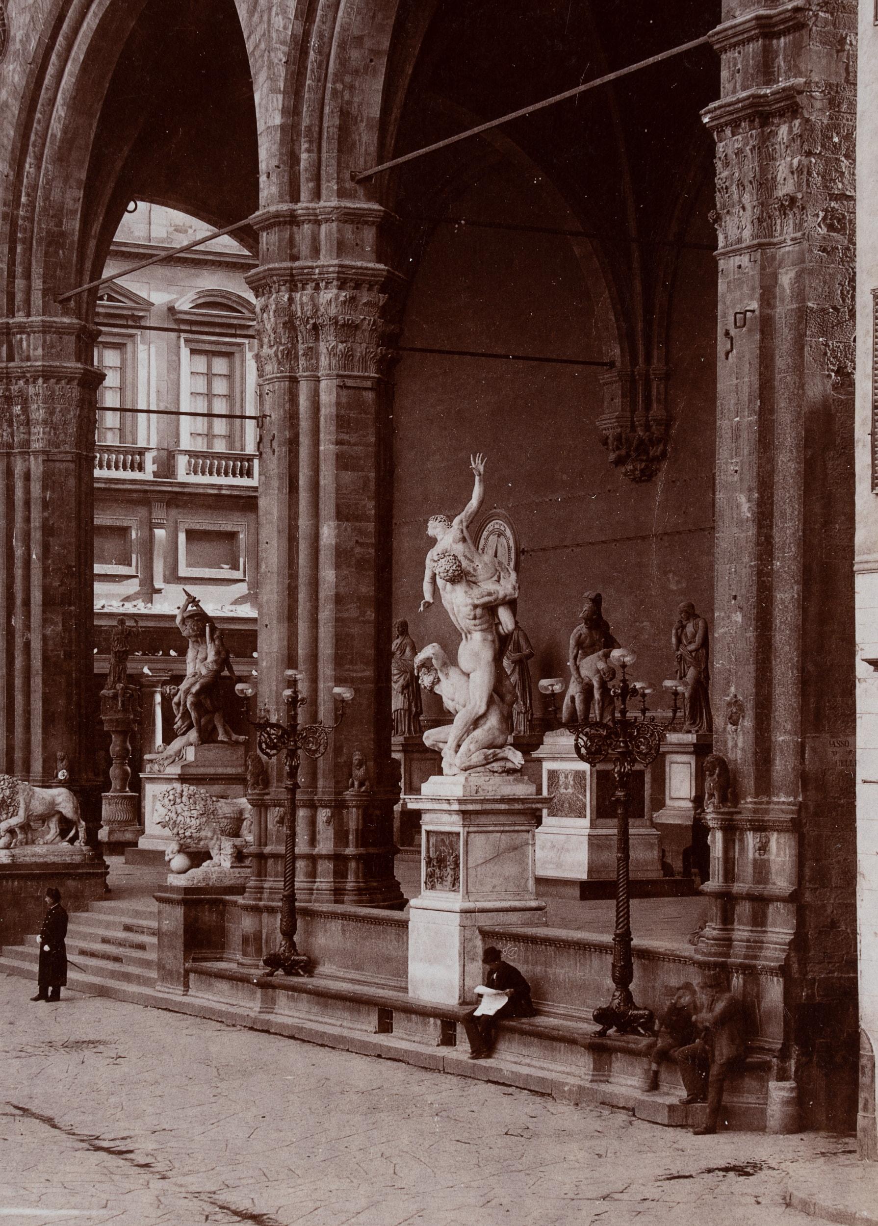Fratelli Alinari (19. Jahrhundert): Blick auf die Loggia dei Lanzi mit den beeindruckenden römischen Statuen und vereinzelten Passanten auf dem Vorplatz, um 1890, Albumenpapierabzug

Technik: Albuminpapierabzug, montiert auf Karton

Beschriftung: