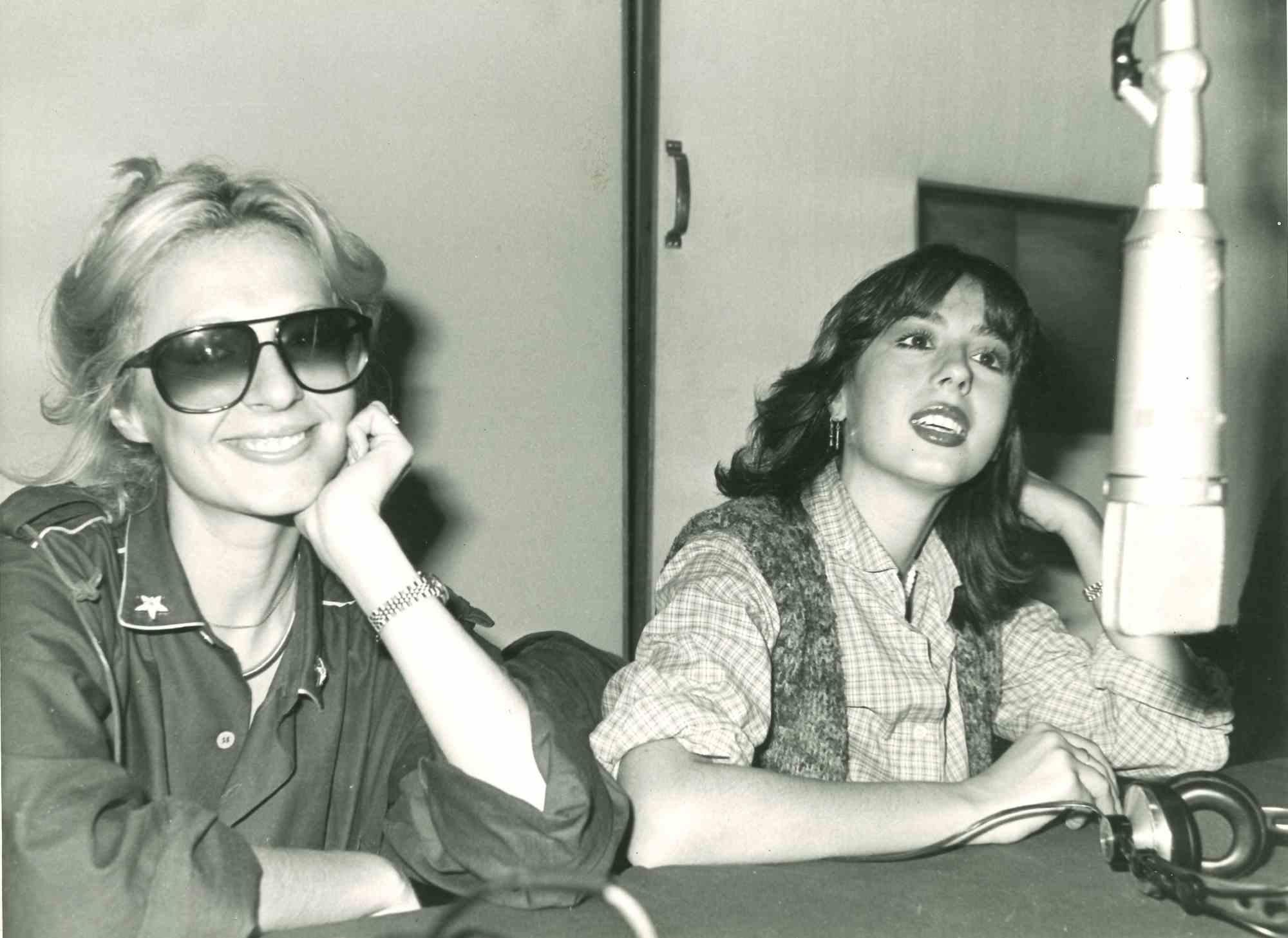 Unknown Portrait Photograph - Loretta e Daniela Goggi - 1978