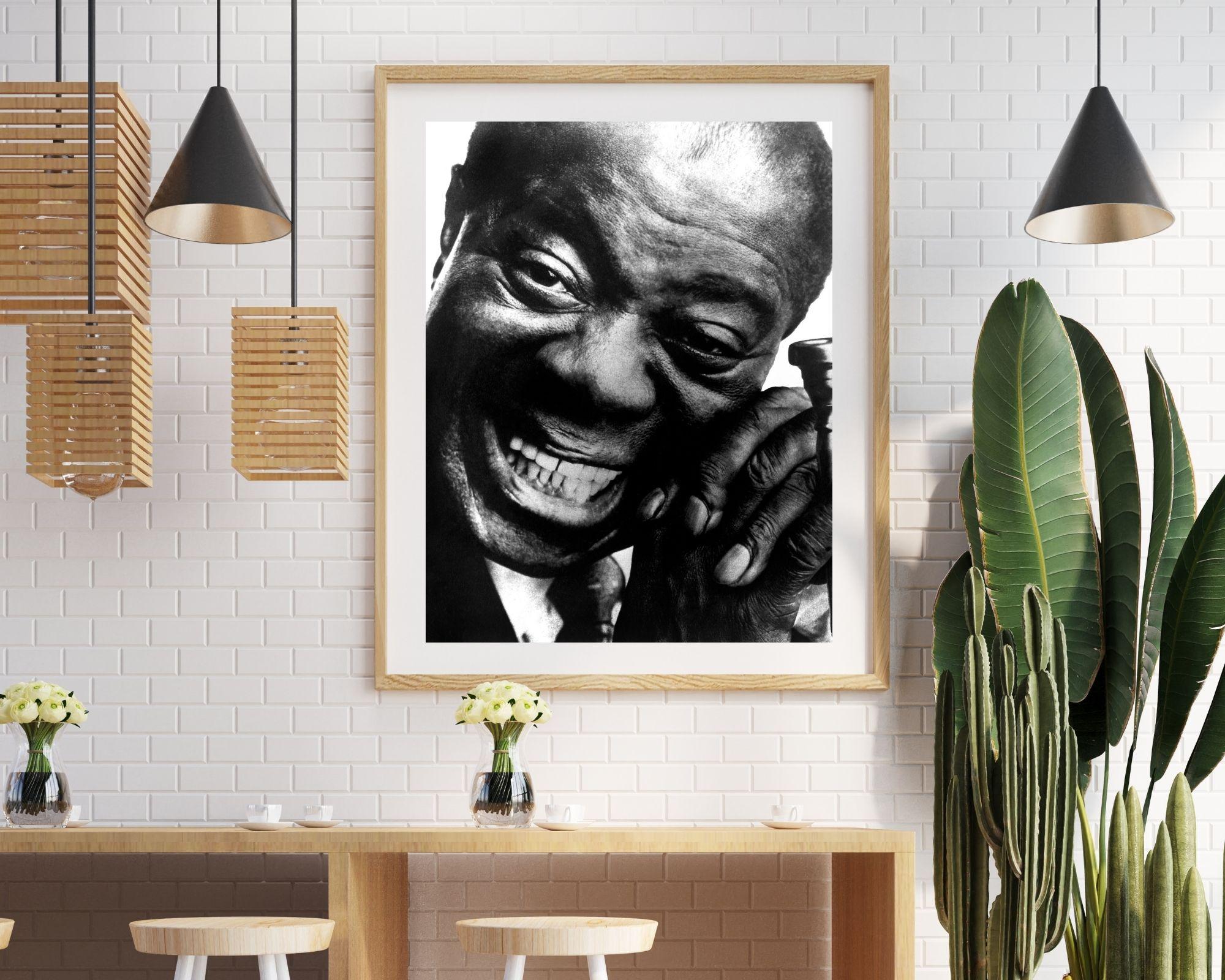 Louis Armstrong: Legendärer Musiker mit großen smiles – Photograph von Unknown