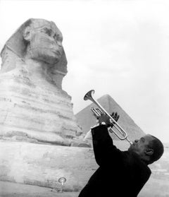 Louis Armstrong che suona la tromba in Egitto Foto del globo Stampa d'arte