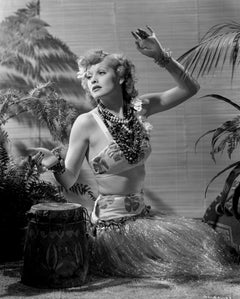 Lucille Ball in posa in una scena hawaiana