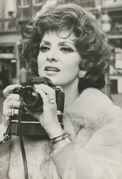 Luigia „Gina“ Lollobrigida mit einer Nikon